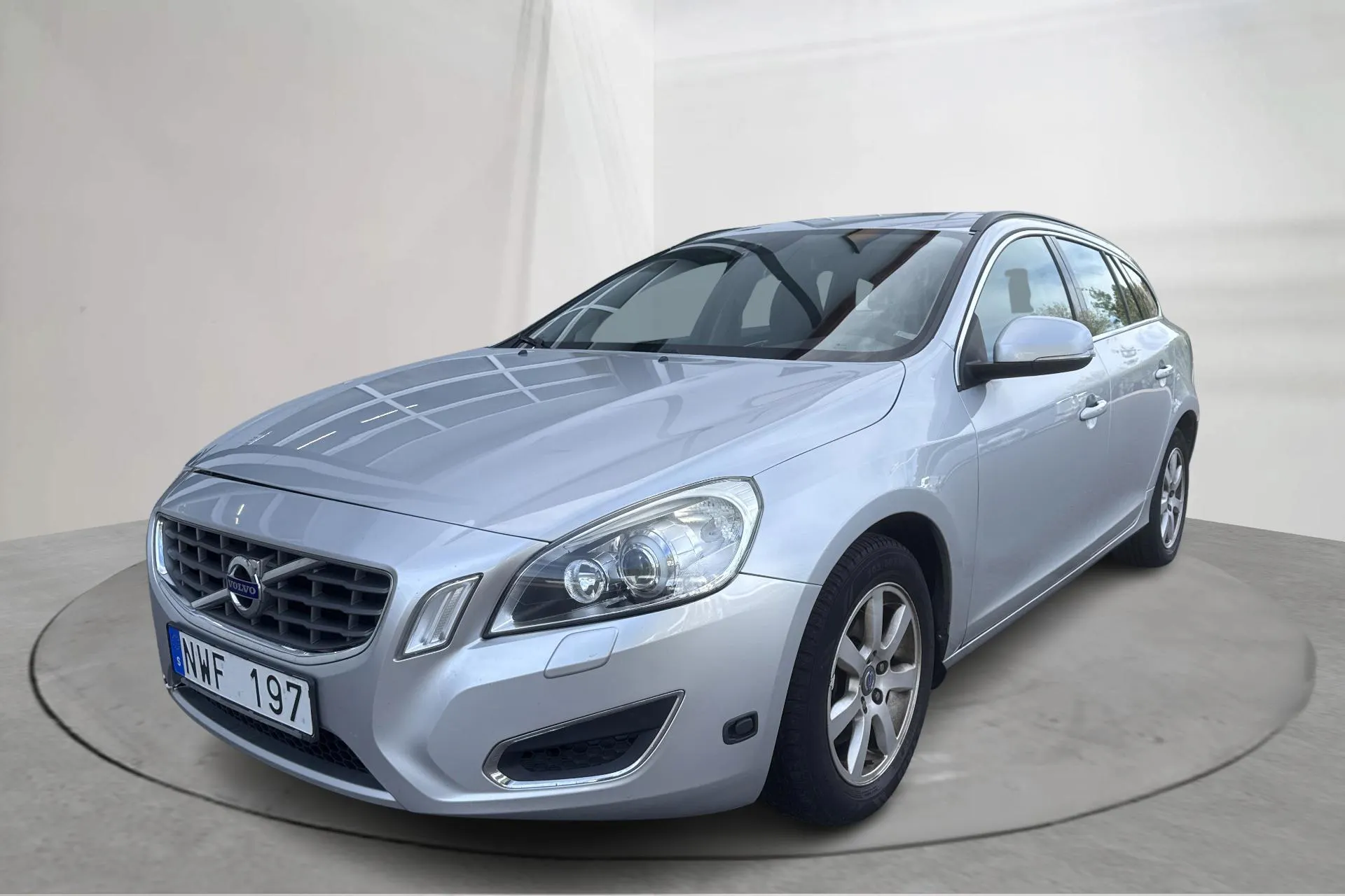 Presentationsfoto 1 av 14: Volvo V60 T4F (180hk) - 15 887 mil - Automat - Ljusgrå - 2013