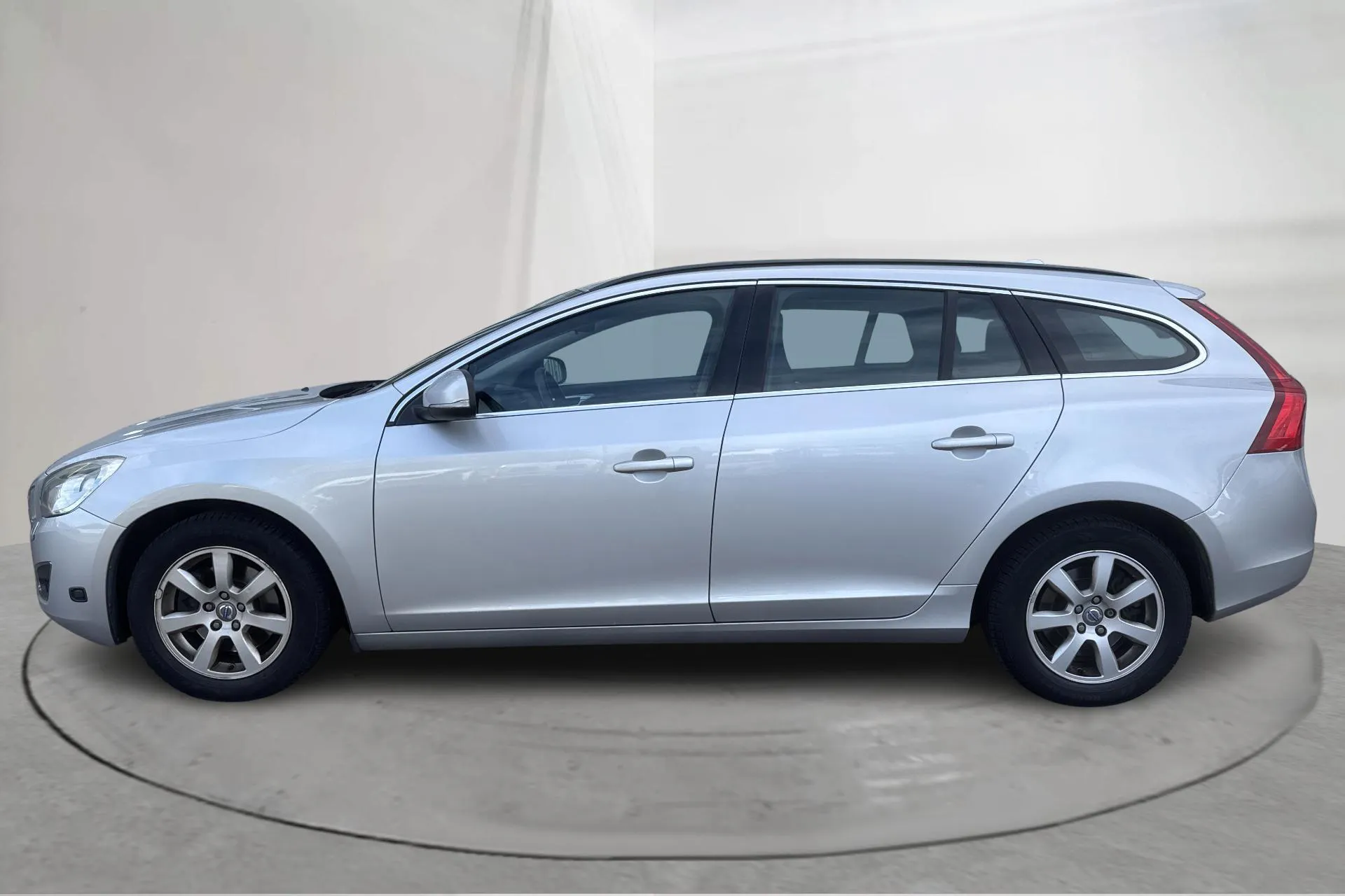Presentationsfoto 2 av 14: Volvo V60 T4F (180hk) - 15 887 mil - Automat - Ljusgrå - 2013