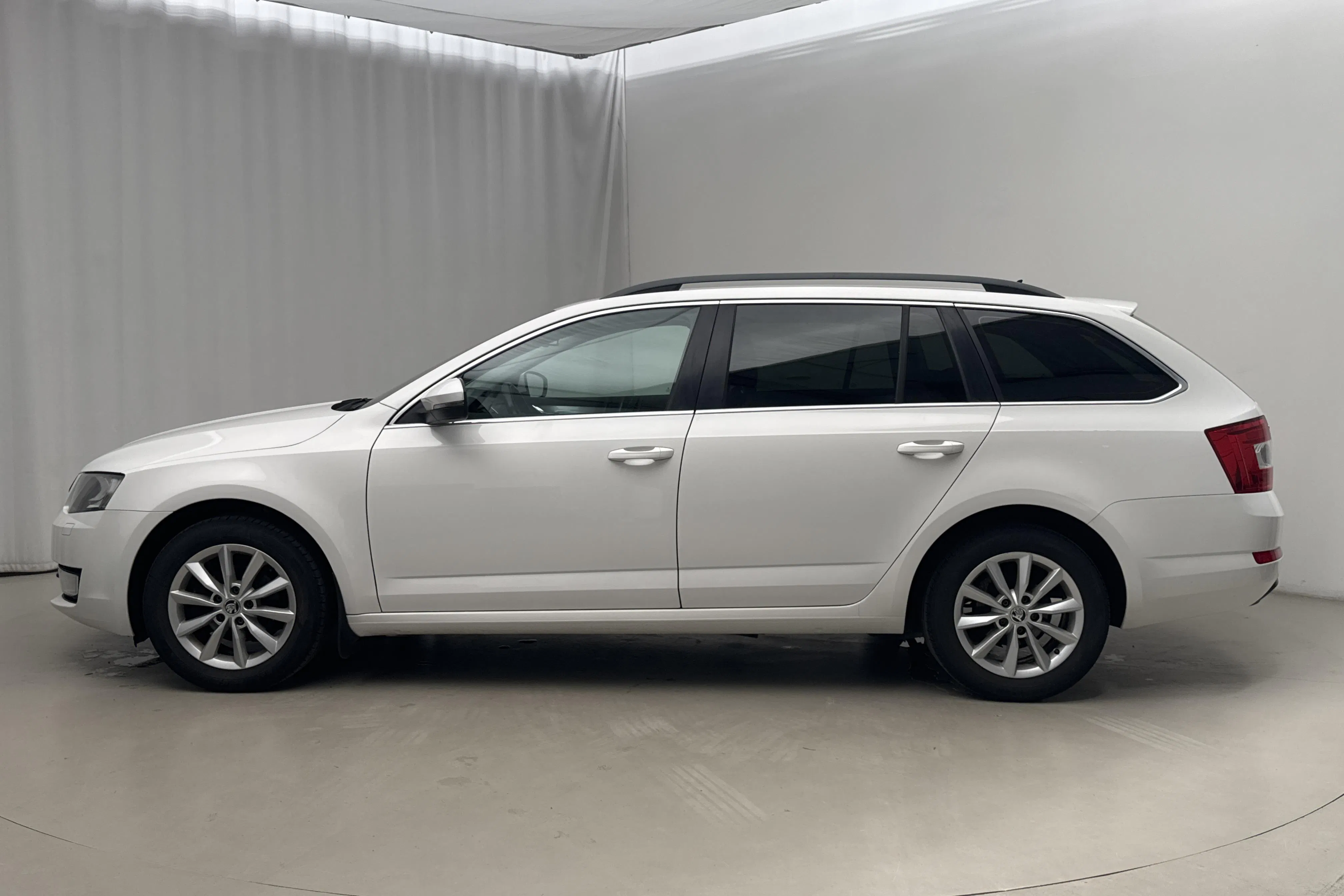 Presentationsfoto 2 av 15: Skoda Octavia III 1.2 TSI Combi (110hk) - 12 791 mil - Automat - vit - 2016