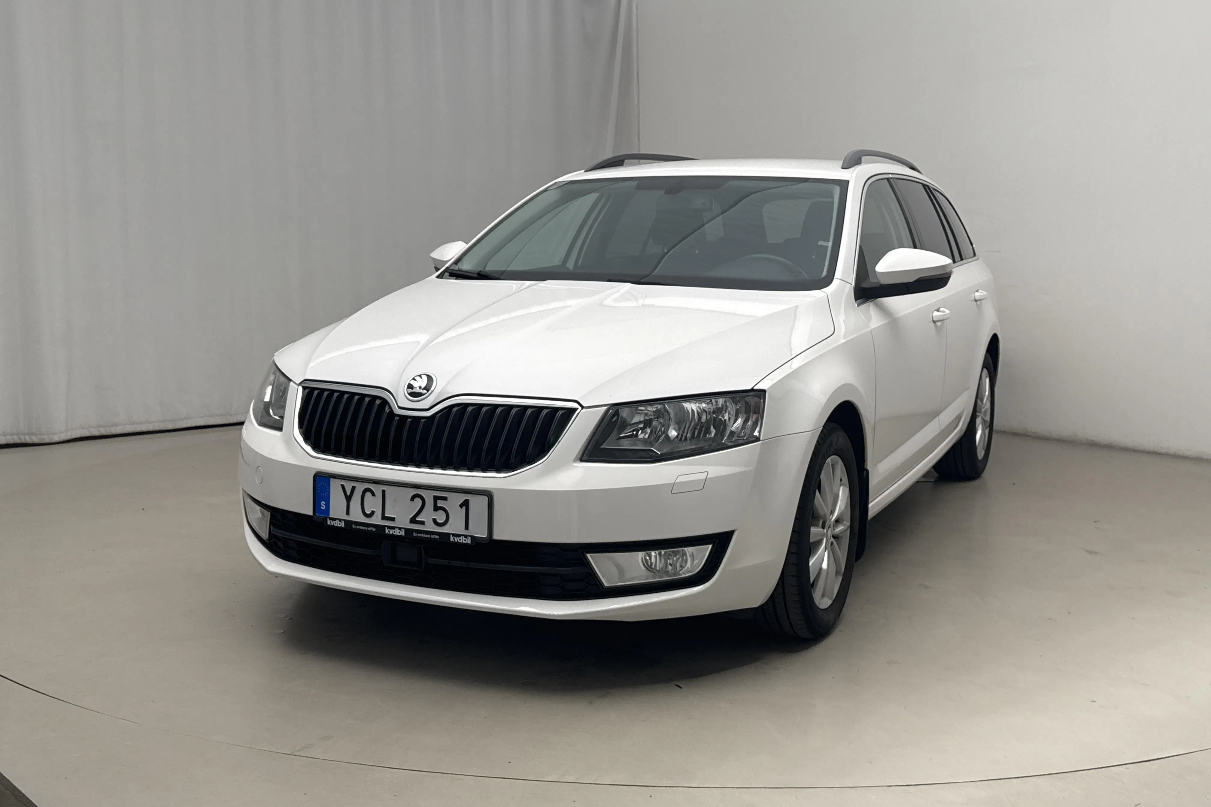 Presentationsfoto 1 av 15: Skoda Octavia III 1.2 TSI Combi (110hk) - 12 791 mil - Automat - vit - 2016