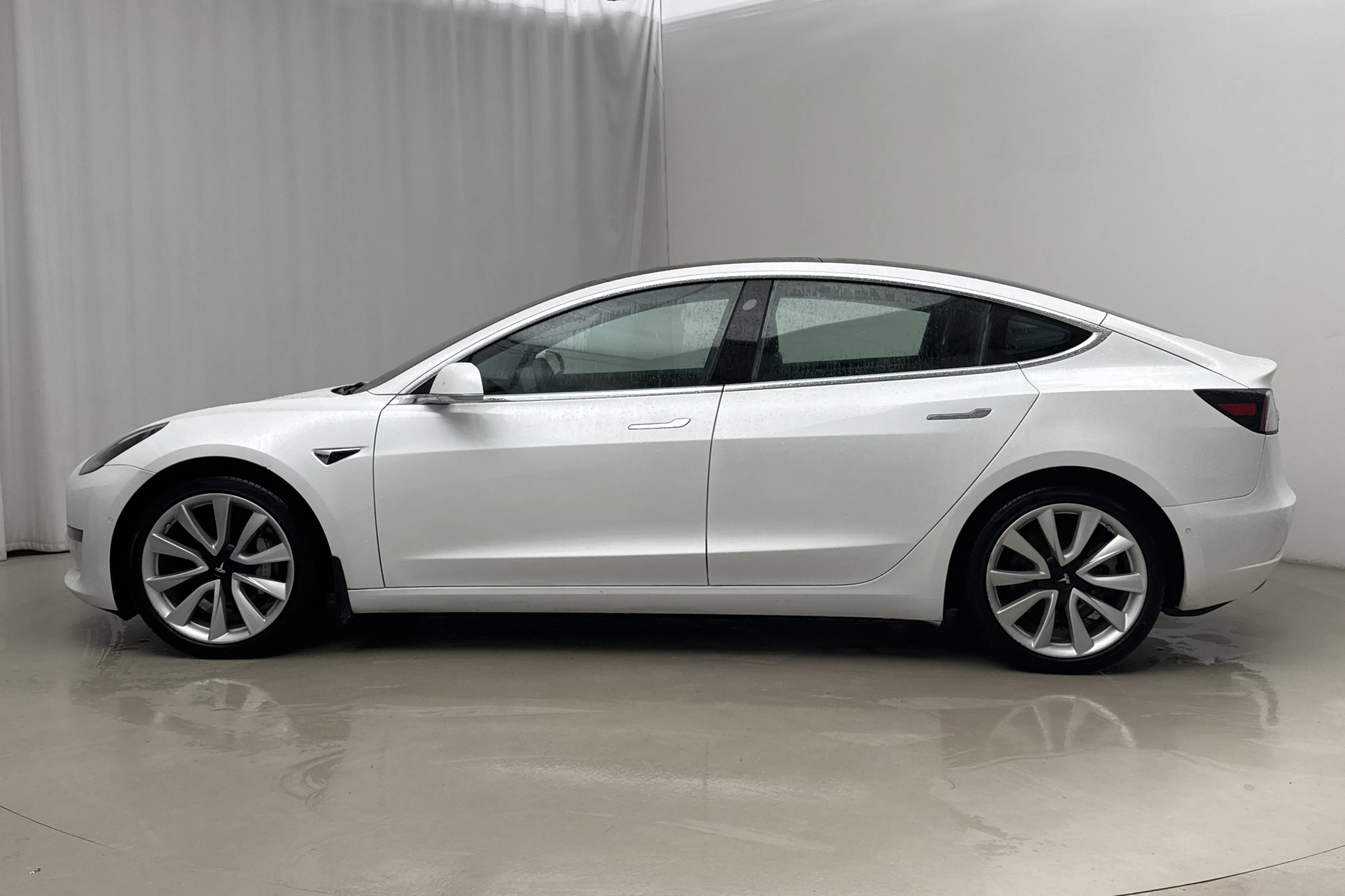 Presentationsfoto 2 av 22: Tesla Model 3 Long Range Dual Motor AWD - 12 388 mil - Automat - vit - 2020
