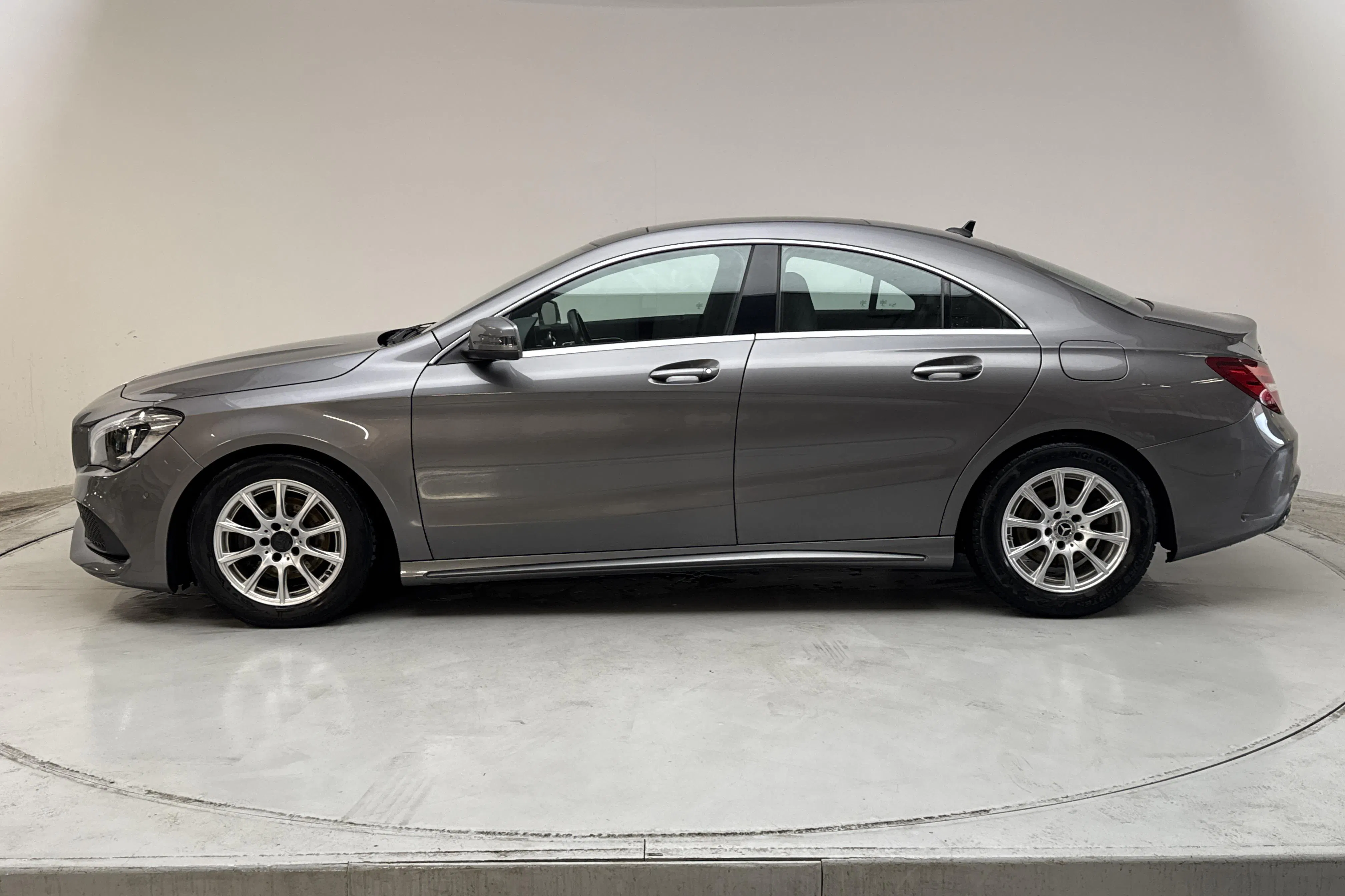 Presentation photo 2 of 13: Mercedes CLA 200 Coupé C117 (156hk) - 109 150 km - Automatic - dark grey - 2018