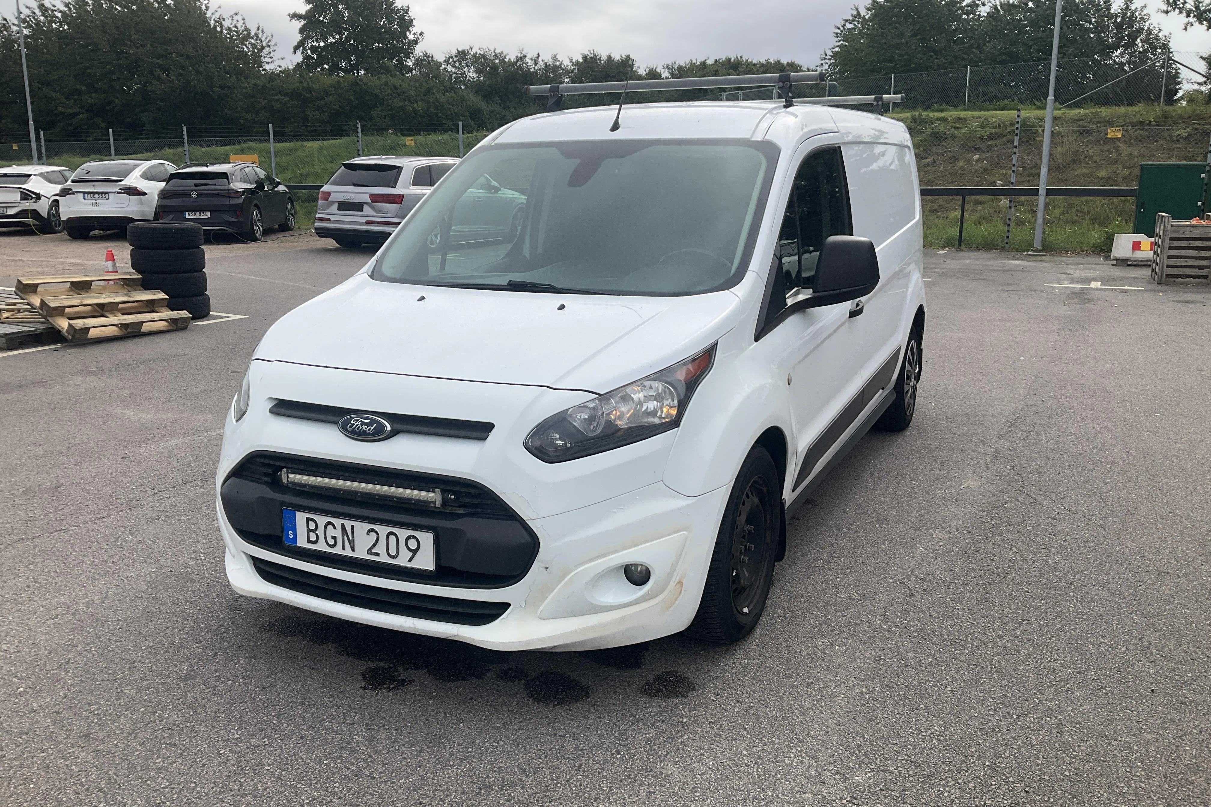 Presentationsfoto 1 av 13: Ford Transit Connect 1.5 TDCi (120hk) - 23 580 mil - Automat - vit - 2017
