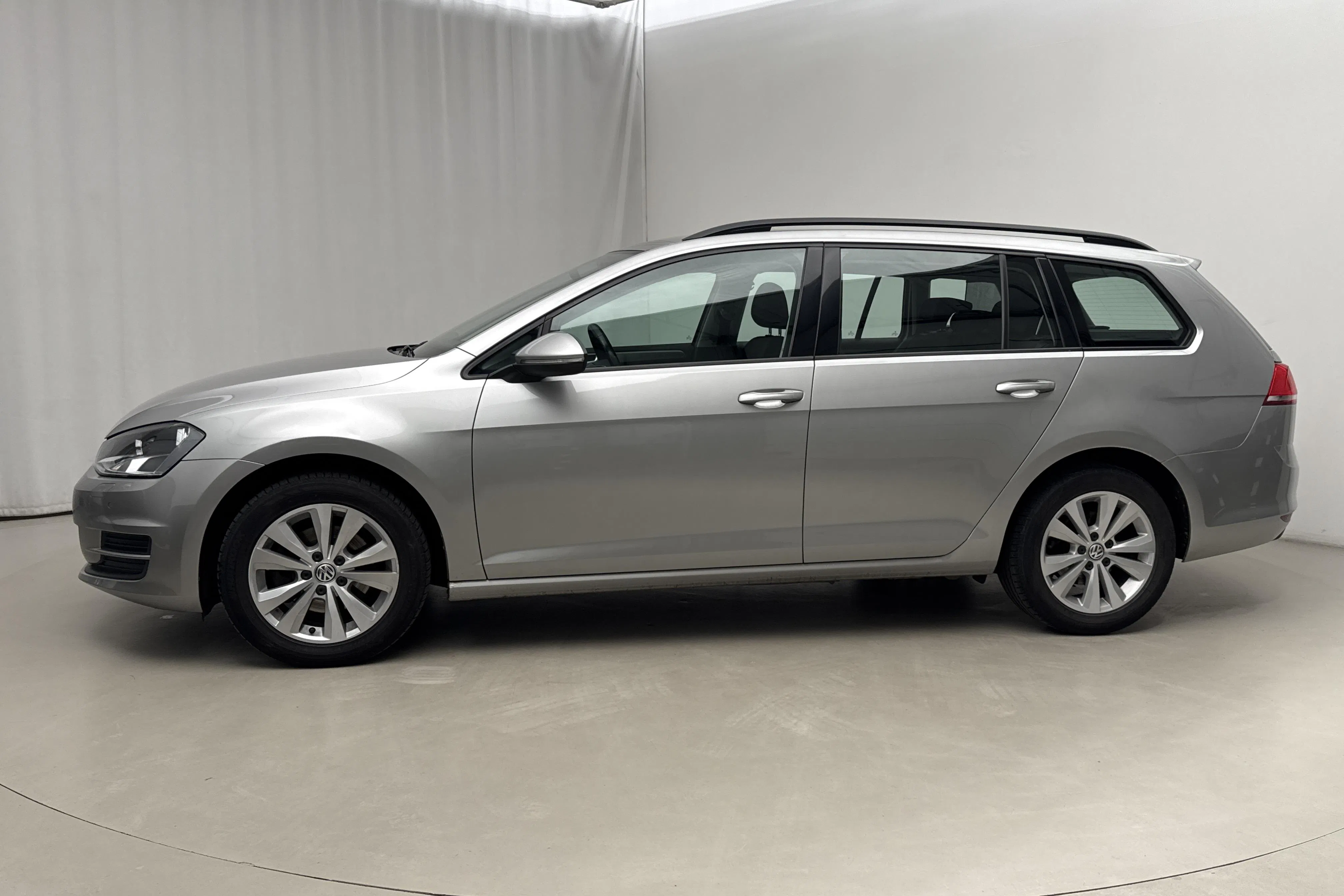 Presentation photo 2 of 19: VW Golf VII 1.2 TSI Sportscombi (110hk) - 83 560 km - Manual - silver - 2016