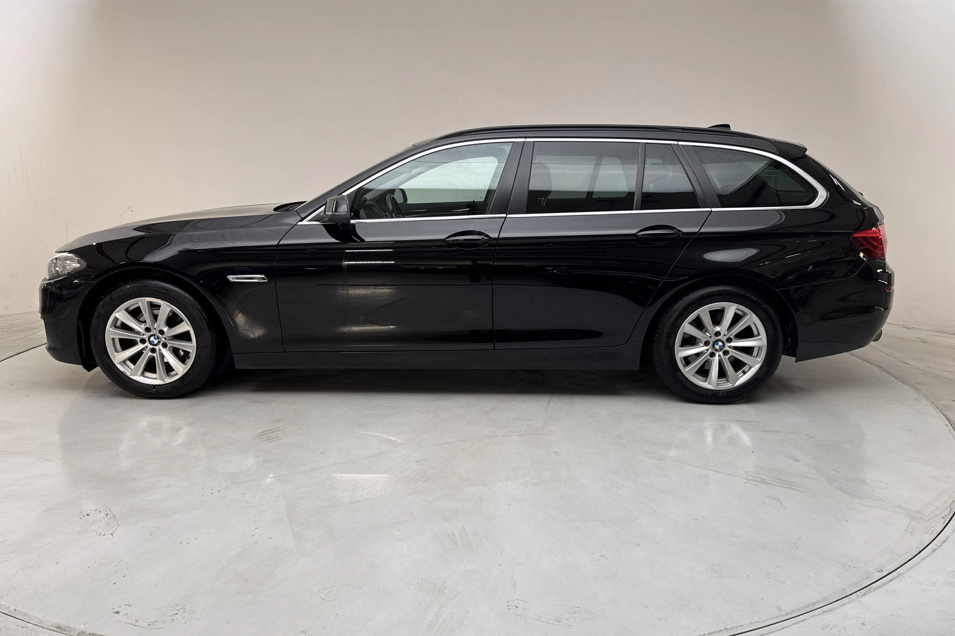 Presentation photo 2 of 12: BMW 520d Touring, F11 (190hk) - 177 580 km - Automatic - black - 2016