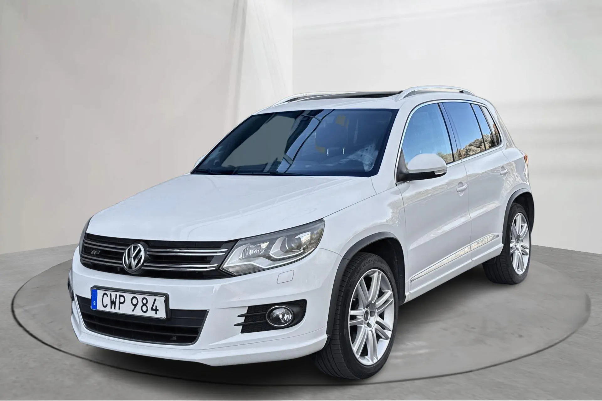Presentationsfoto 1 av 15: VW Tiguan 2.0 TDI 4MOTION BlueMotion Technology (177hk) - 19 270 mil - Automat - vit - 2015