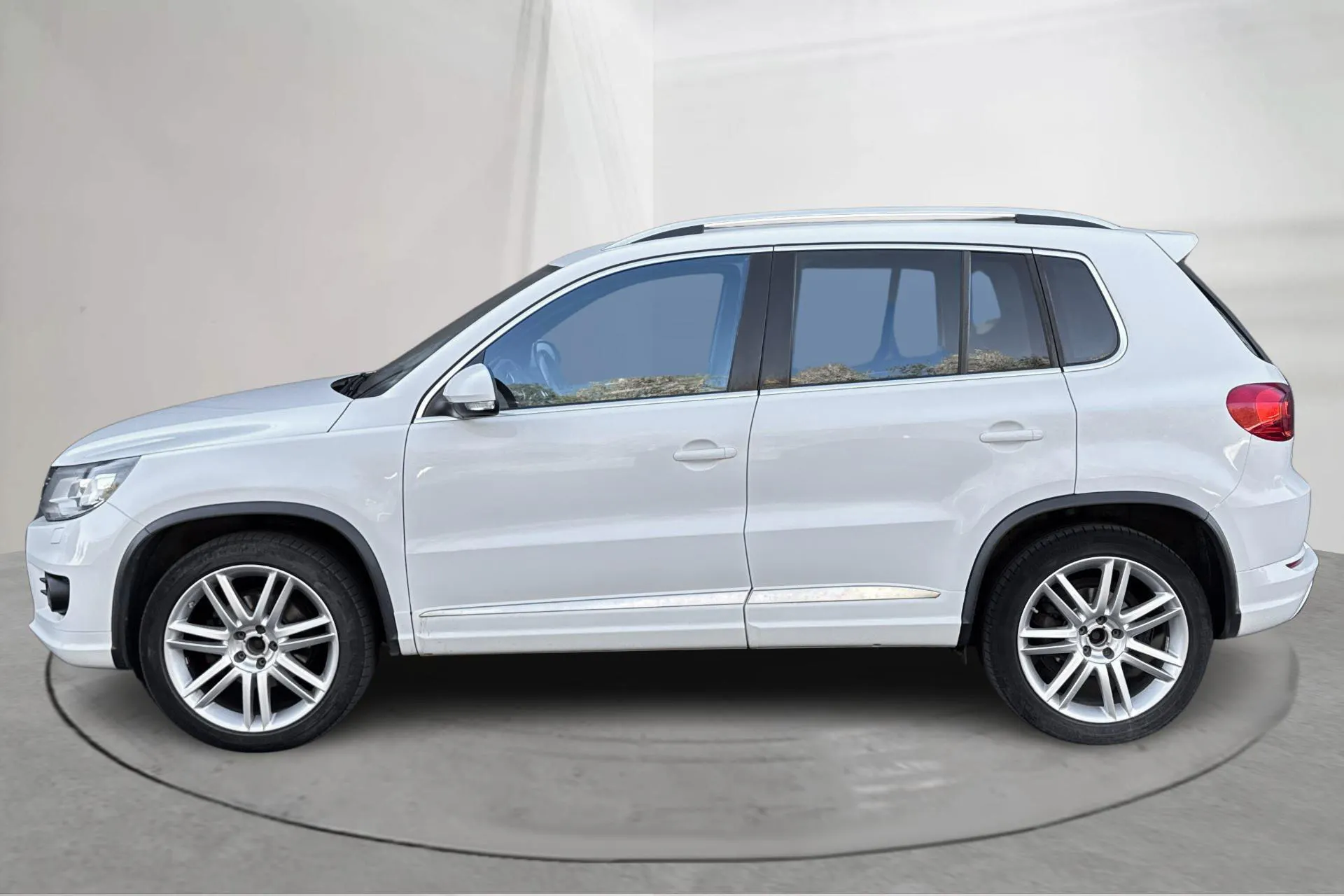 Presentationsfoto 2 av 15: VW Tiguan 2.0 TDI 4MOTION BlueMotion Technology (177hk) - 19 270 mil - Automat - vit - 2015
