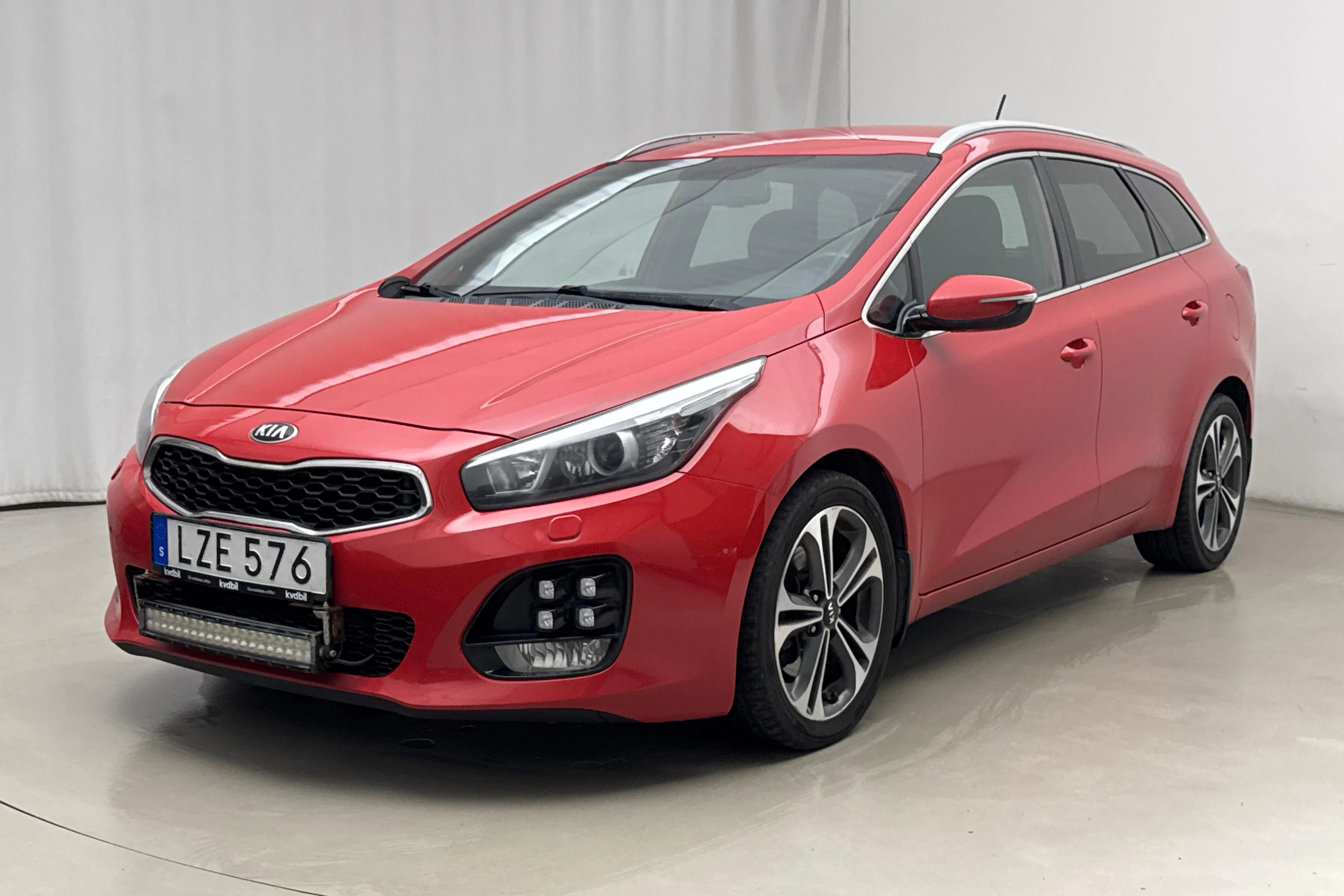 Presentationsfoto 1 av 18: KIA Cee'd 1.6 CRDi SW (136hk) - 24 804 mil - Manuell - röd - 2016