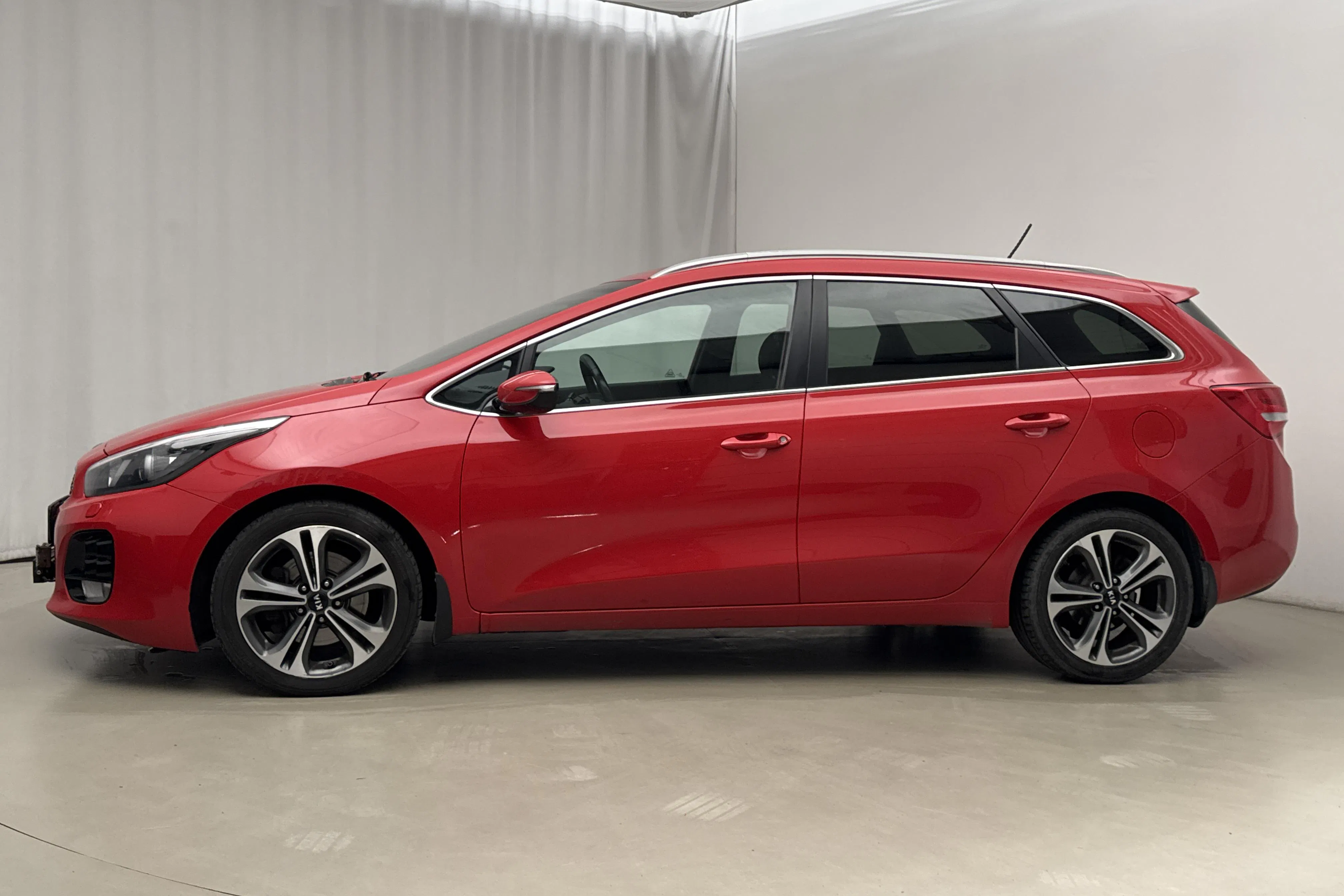 Presentationsfoto 2 av 18: KIA Cee'd 1.6 CRDi SW (136hk) - 24 804 mil - Manuell - röd - 2016