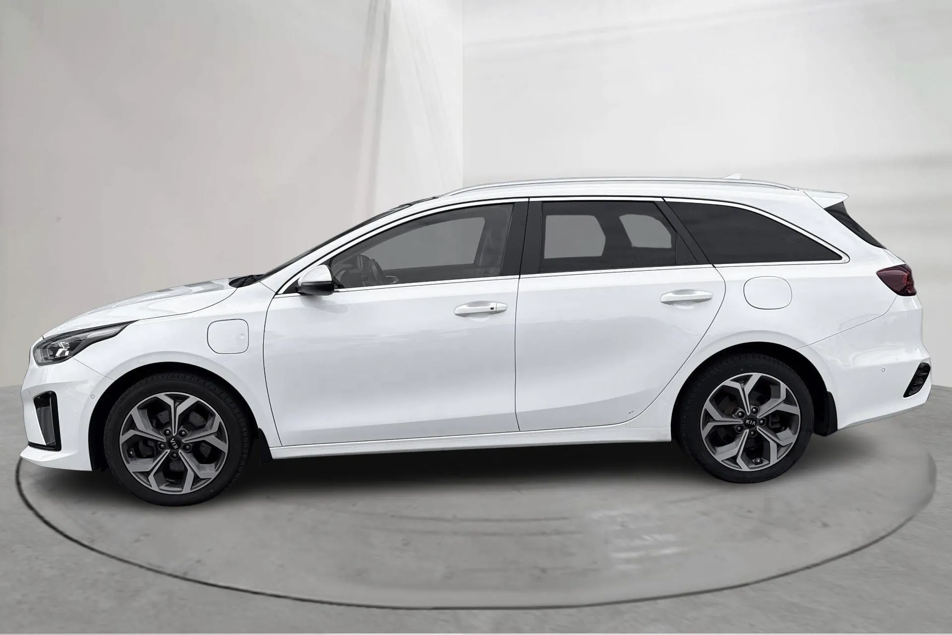 Presentation photo 2 of 23: KIA Ceed 1.6 Plug-in Hybrid SW (141hk) - 120 600 km - Automatic - white - 2020
