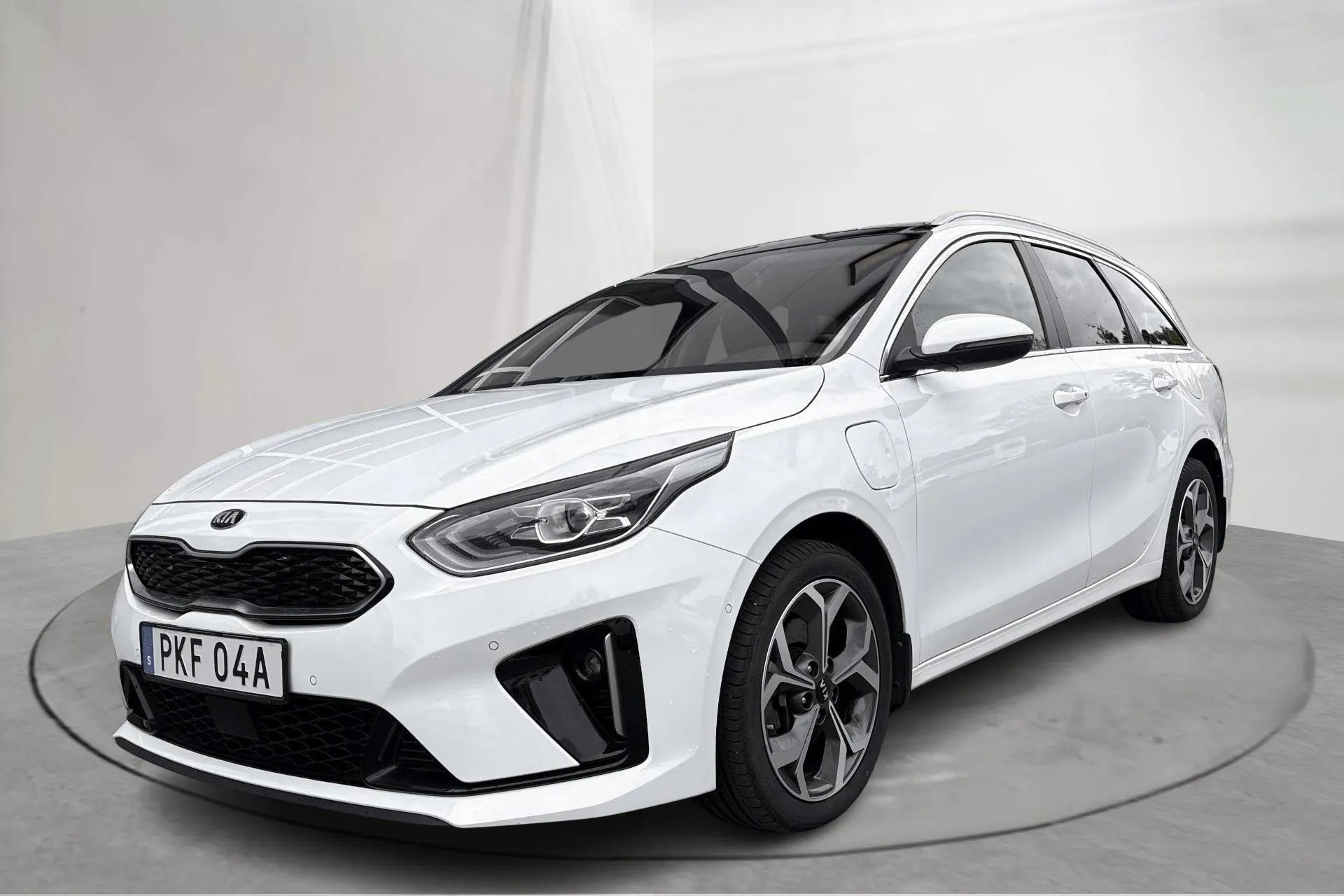Presentation photo 1 of 23: KIA Ceed 1.6 Plug-in Hybrid SW (141hk) - 120 600 km - Automatic - white - 2020