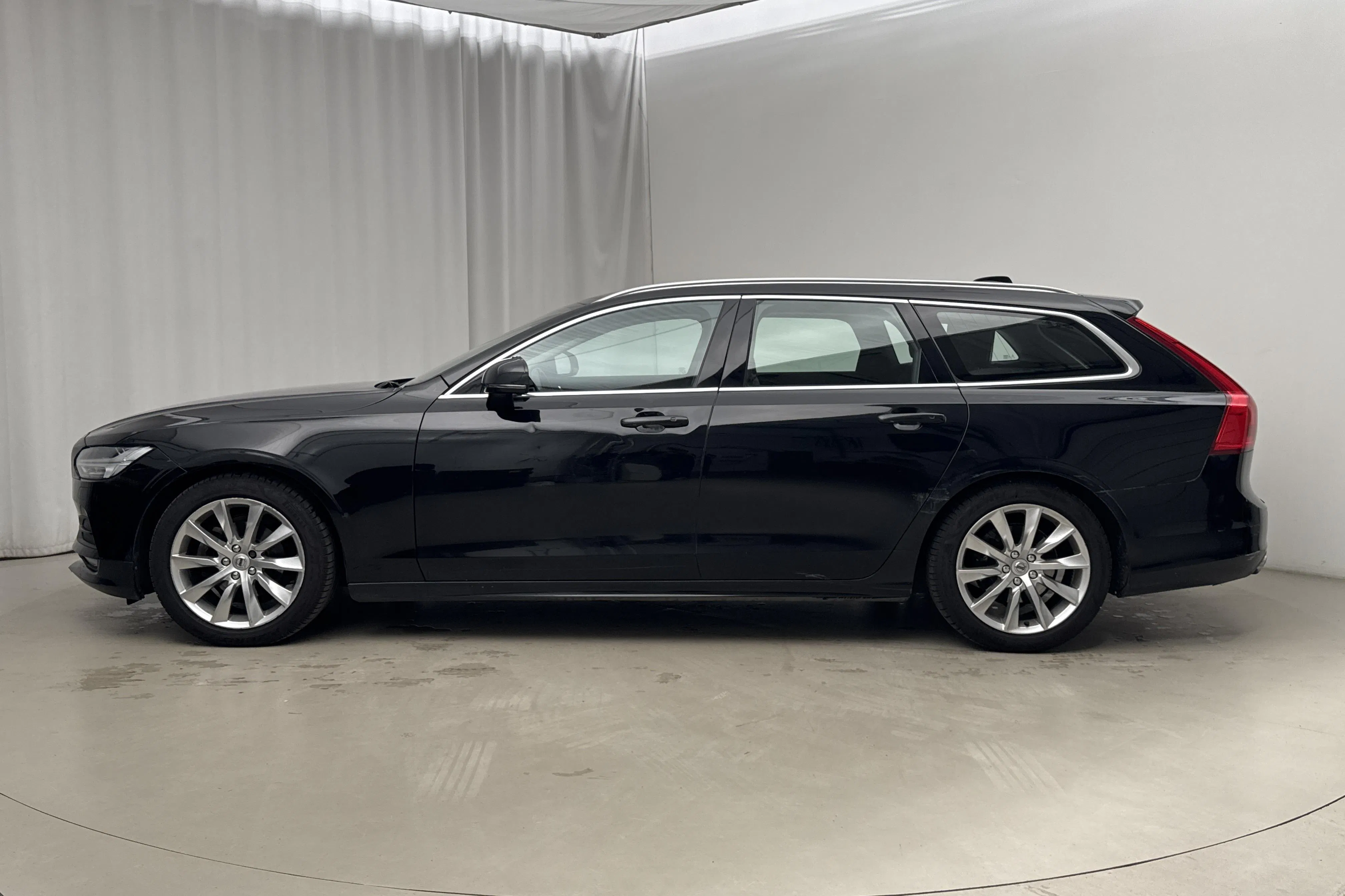 Presentationsfoto 2 av 14: Volvo V90 D4 (190hk) - 27 899 mil - Automat - svart - 2020