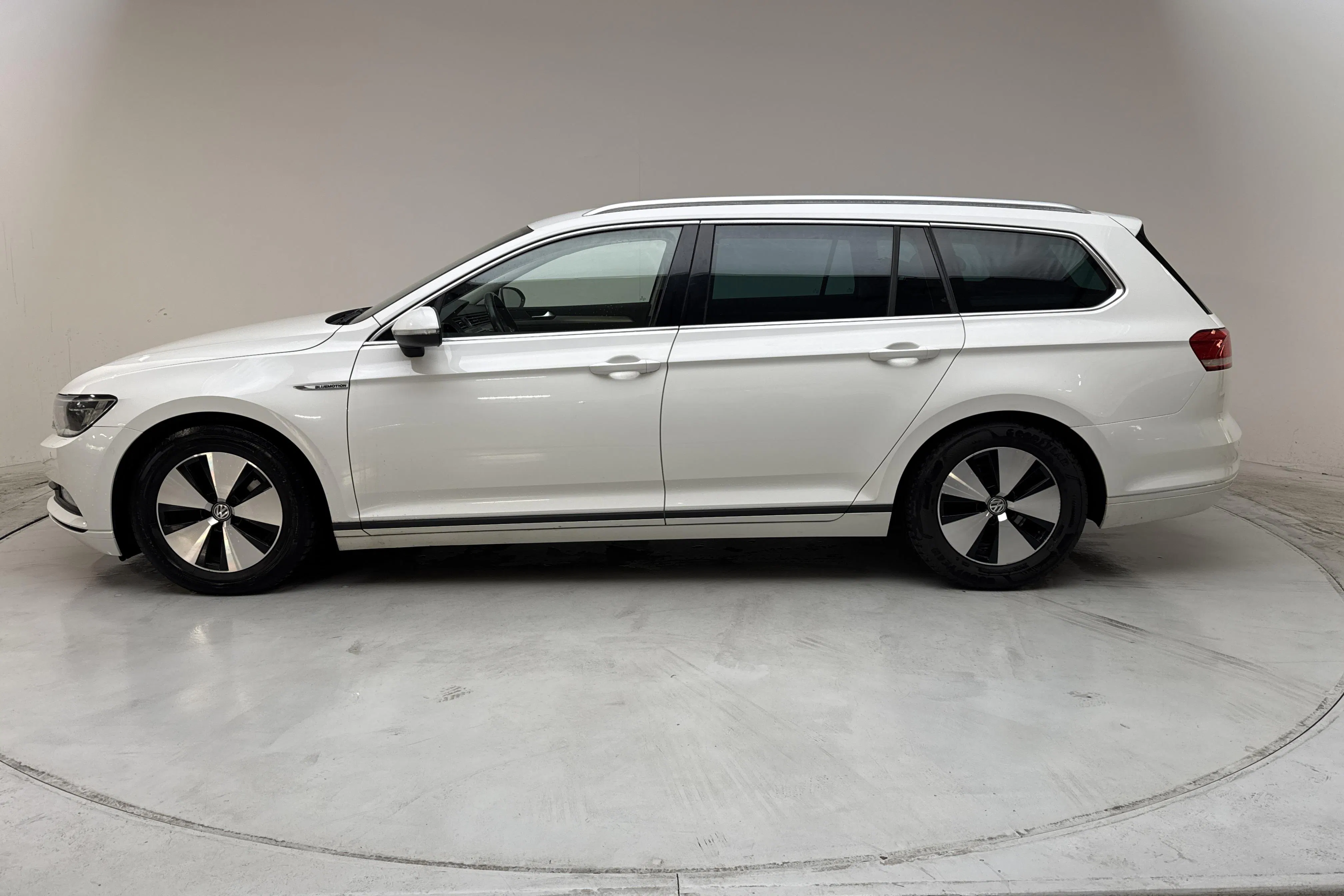 Presentationsfoto 2 av 14: VW Passat 1.6 TDI Sportscombi (120hk) - 21 441 mil - Manuell - vit - 2016