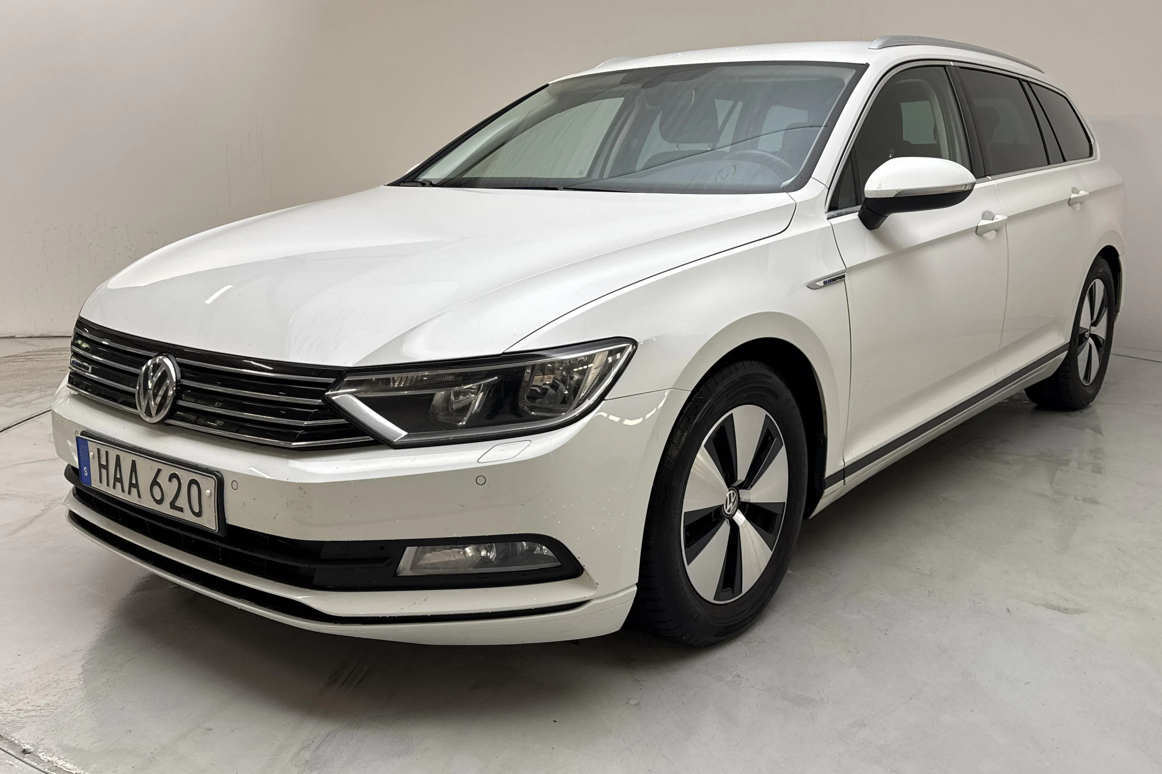 Presentationsfoto 1 av 14: VW Passat 1.6 TDI Sportscombi (120hk) - 21 441 mil - Manuell - vit - 2016