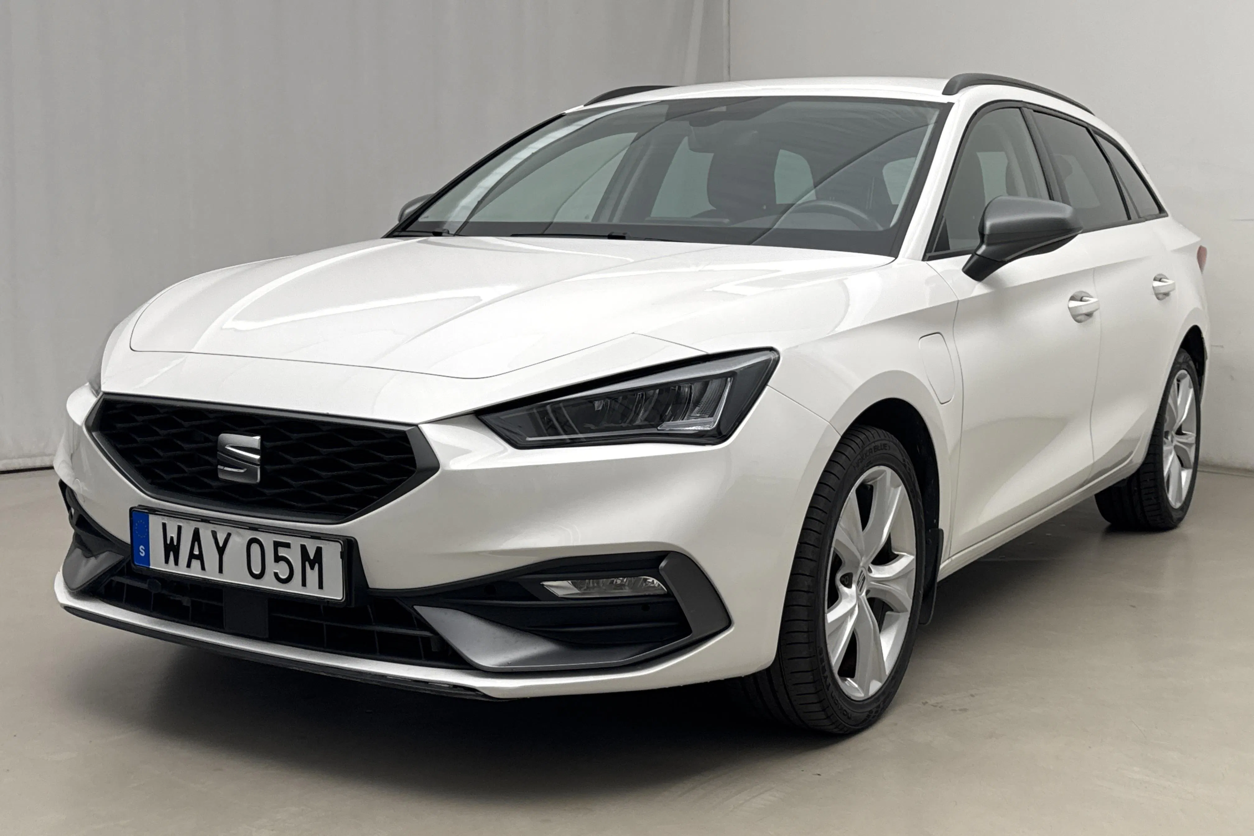 Presentationsfoto 1 av 20: Seat Leon 1.4 e-Hybrid Plug-in Sportstourer (204hk) - 8 321 mil - Automat - vit - 2024
