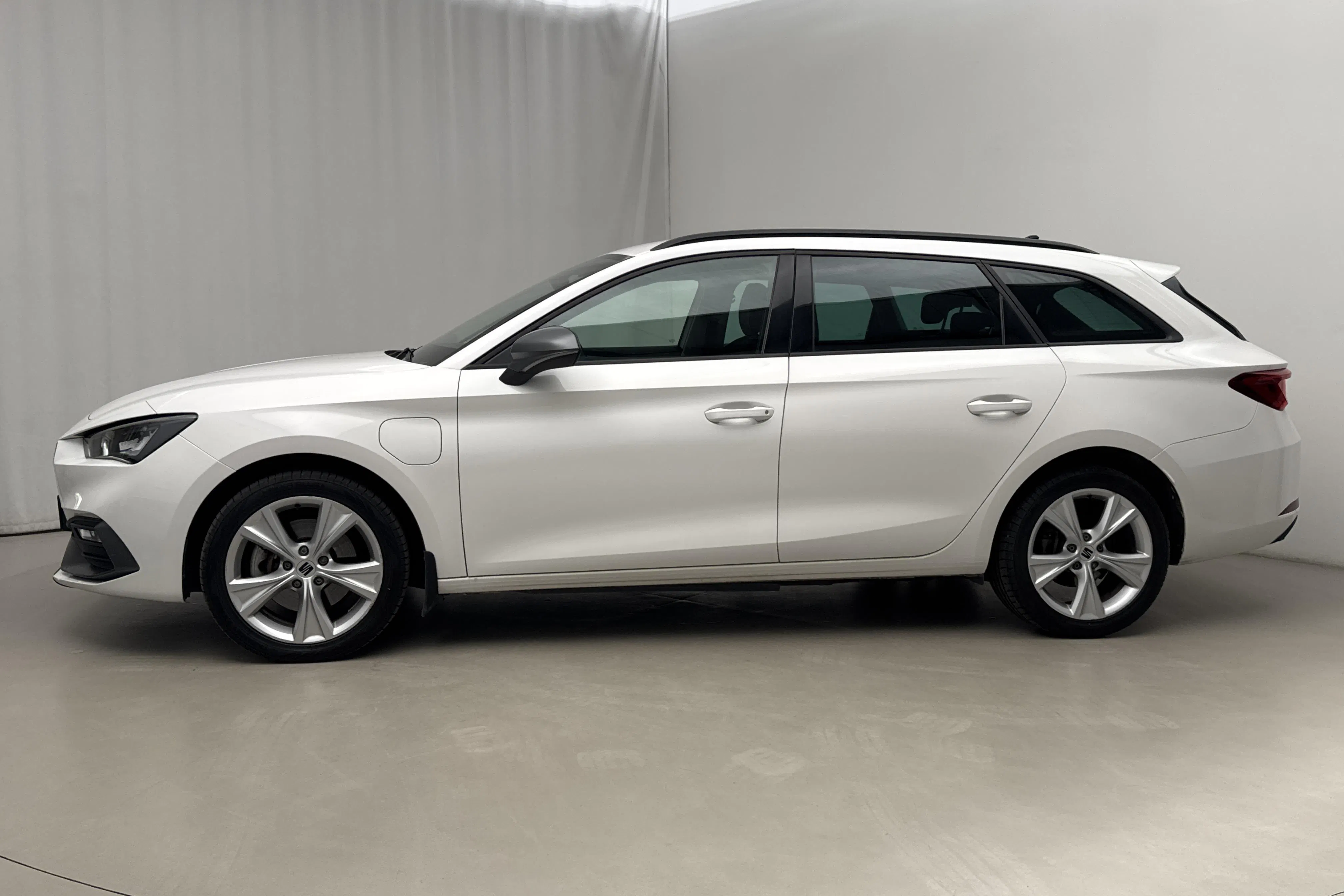 Presentationsfoto 2 av 20: Seat Leon 1.4 e-Hybrid Plug-in Sportstourer (204hk) - 8 321 mil - Automat - vit - 2024