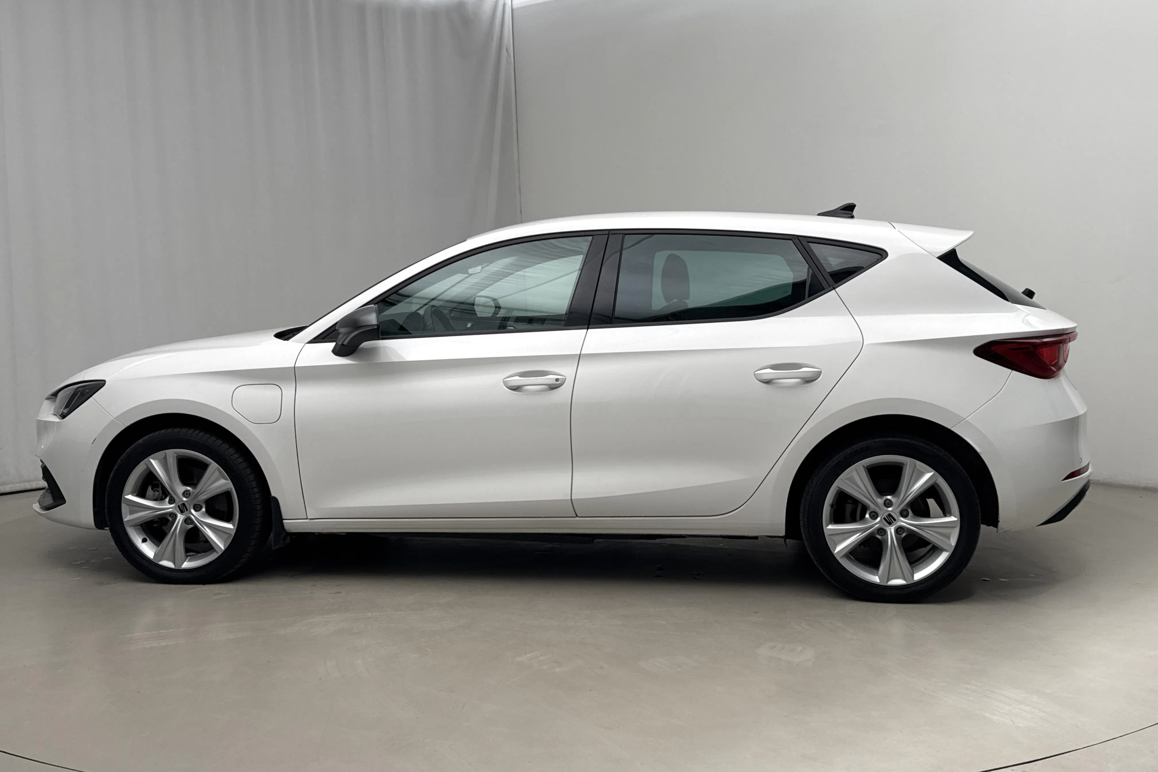 Presentationsfoto 2 av 18: Seat Leon 1.4 e-Hybrid Plug-in Sportstourer (204hk) - 8 420 mil - Automat - vit - 2024