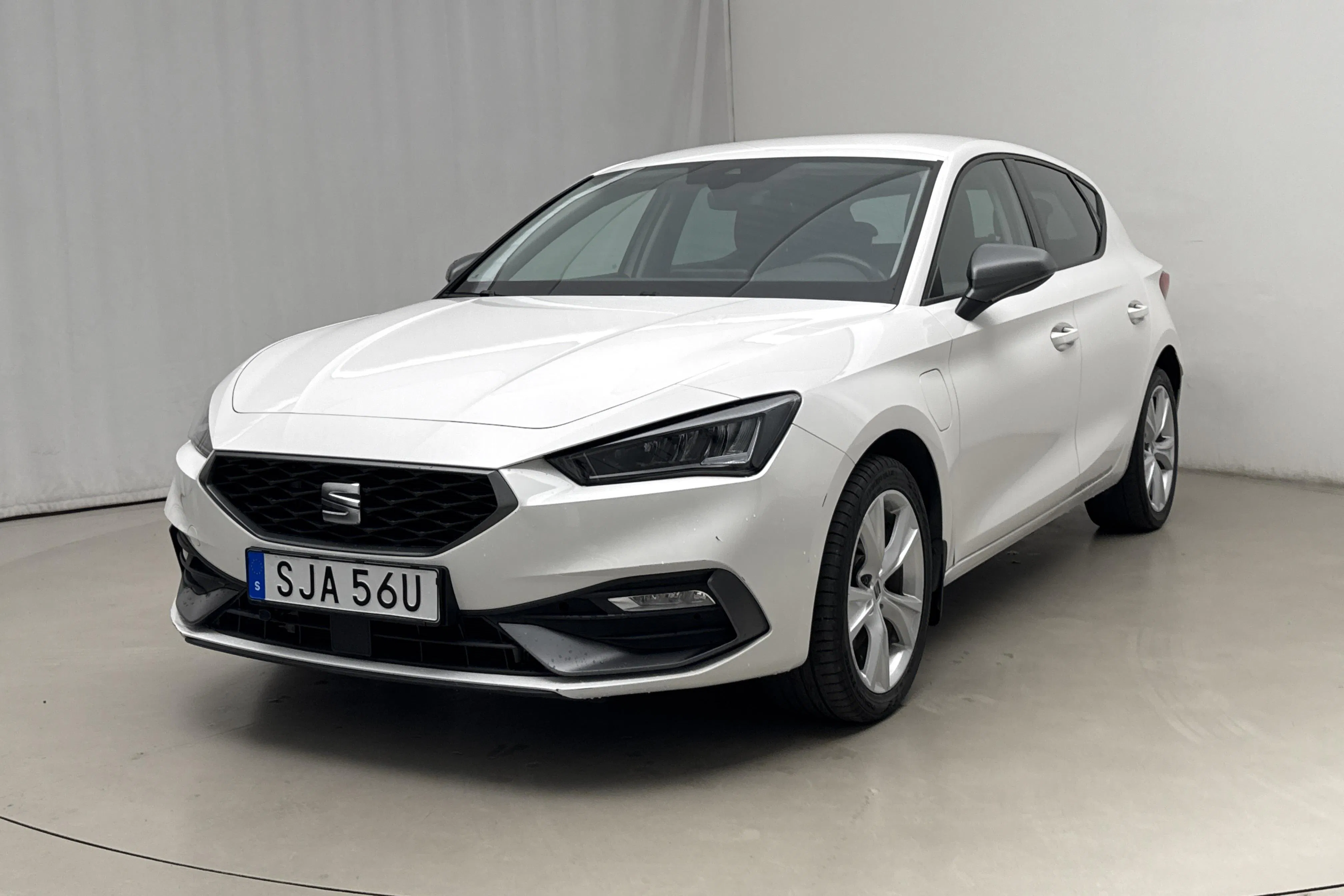 Presentationsfoto 1 av 18: Seat Leon 1.4 e-Hybrid Plug-in Sportstourer (204hk) - 8 420 mil - Automat - vit - 2024