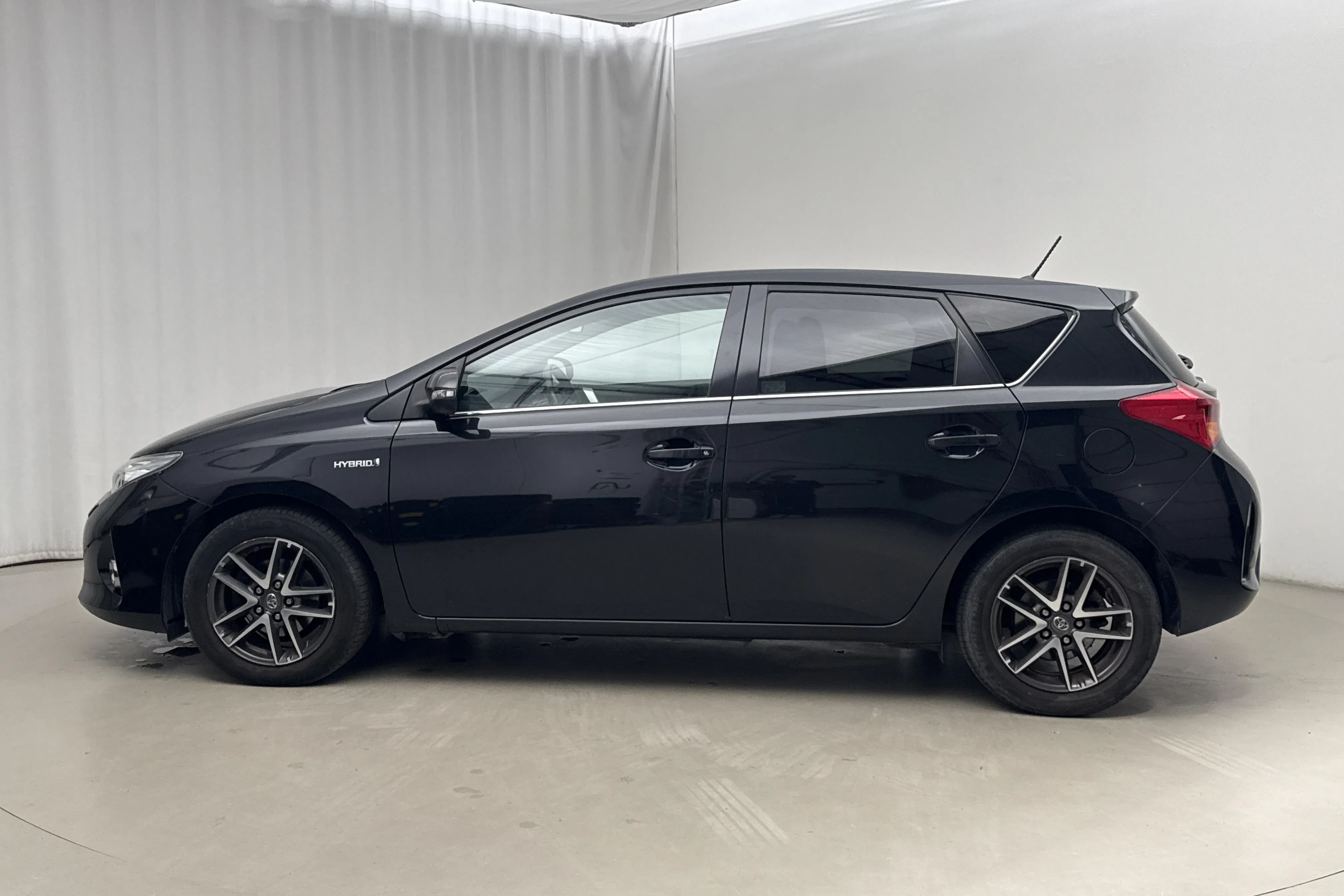 Presentation photo 2 of 15: Toyota Auris 1.8 HSD 5dr (99hk) - 151 420 km - Automatic - black - 2015