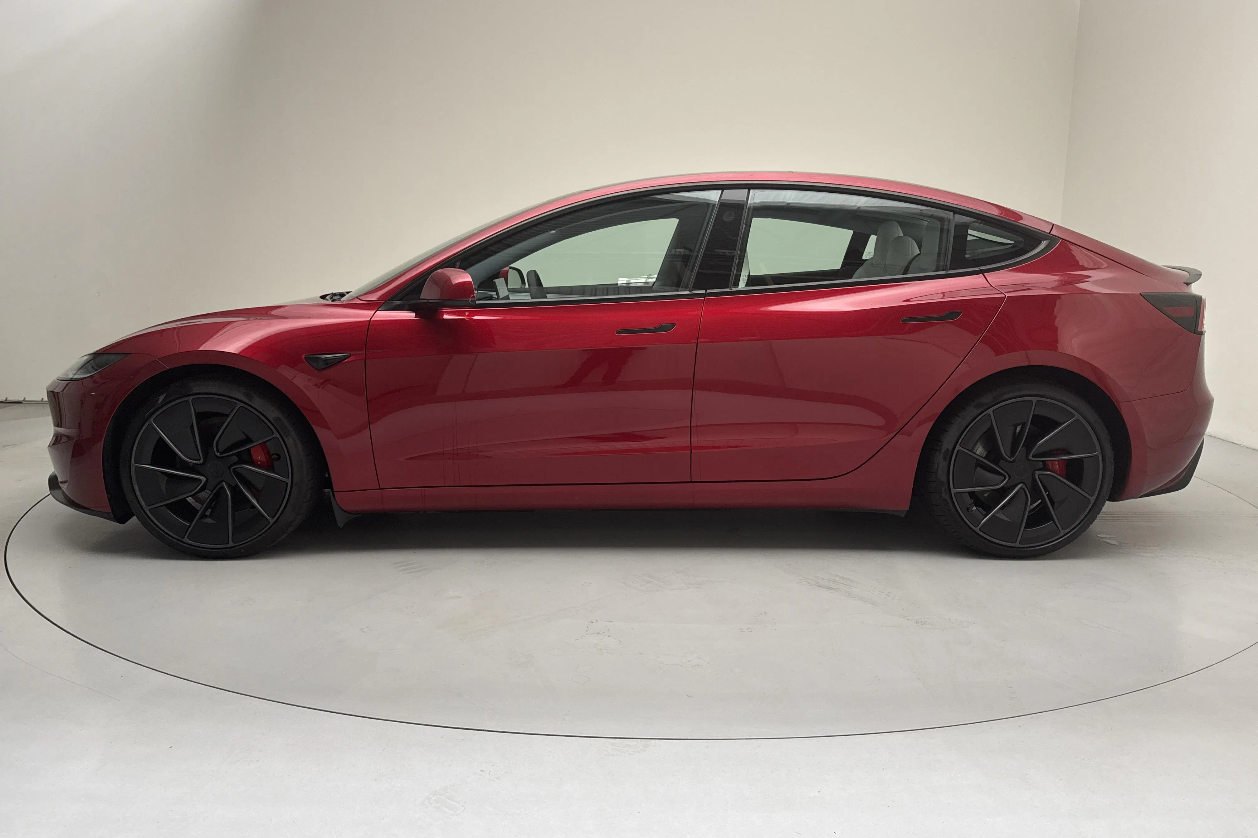 Presentationsfoto 2 av 17: Tesla Model 3 Performance AWD - 4 213 mil - Automat - röd - 2024