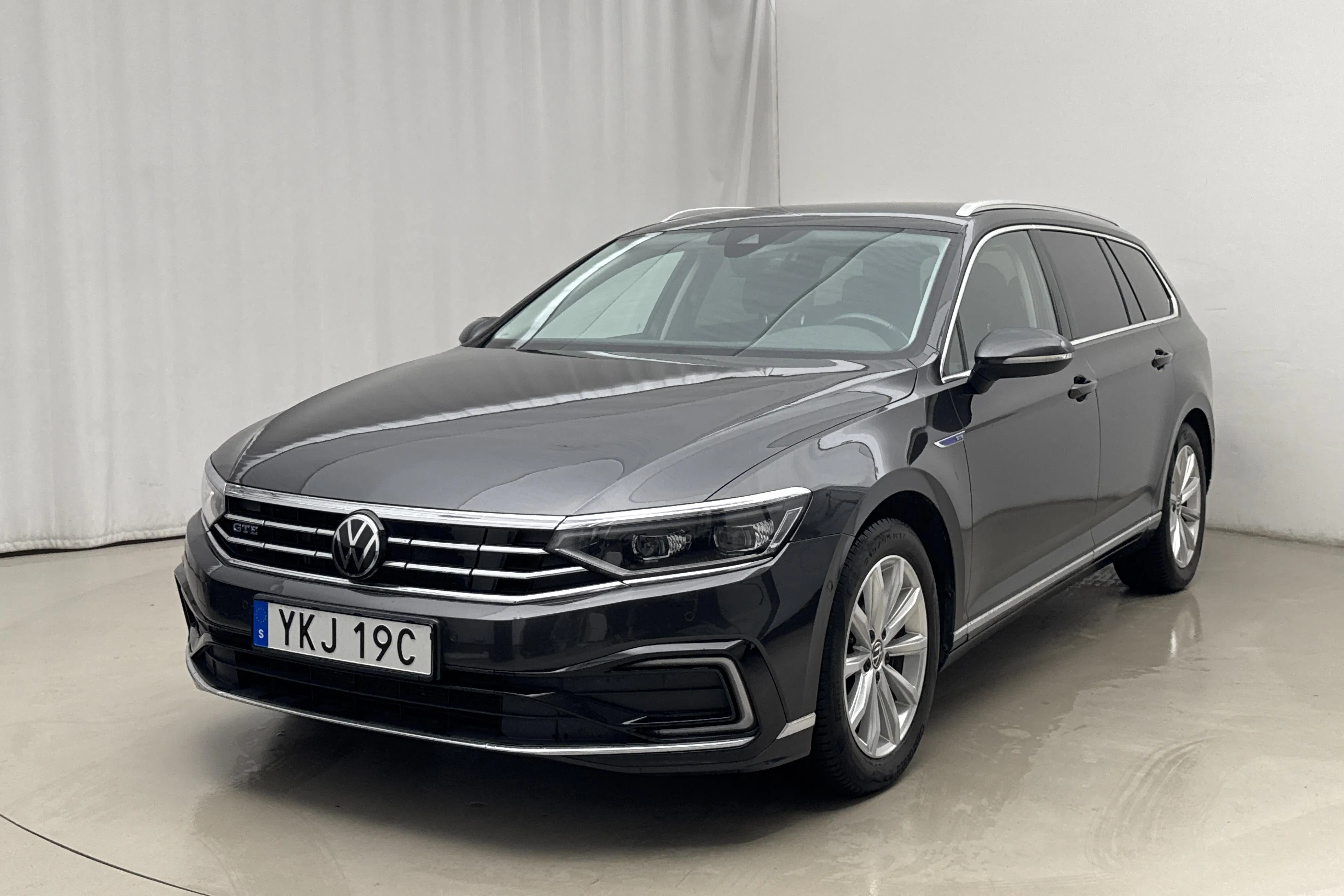 Presentation photo 1 of 18: VW Passat 1.4 GTE Sportscombi (218hk) - 90 380 km - Automatic - dark grey - 2021