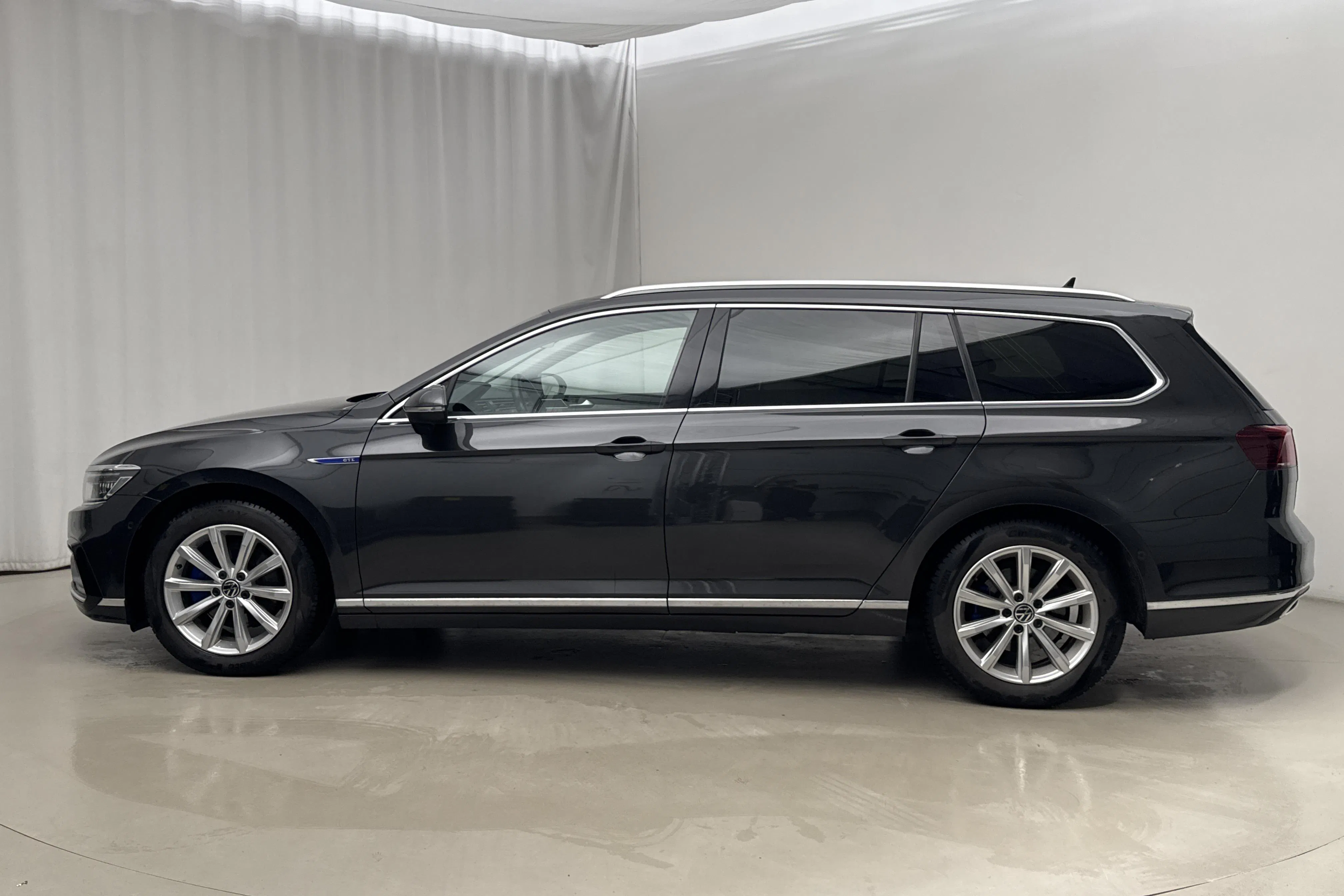 Presentation photo 2 of 18: VW Passat 1.4 GTE Sportscombi (218hk) - 90 380 km - Automatic - dark grey - 2021