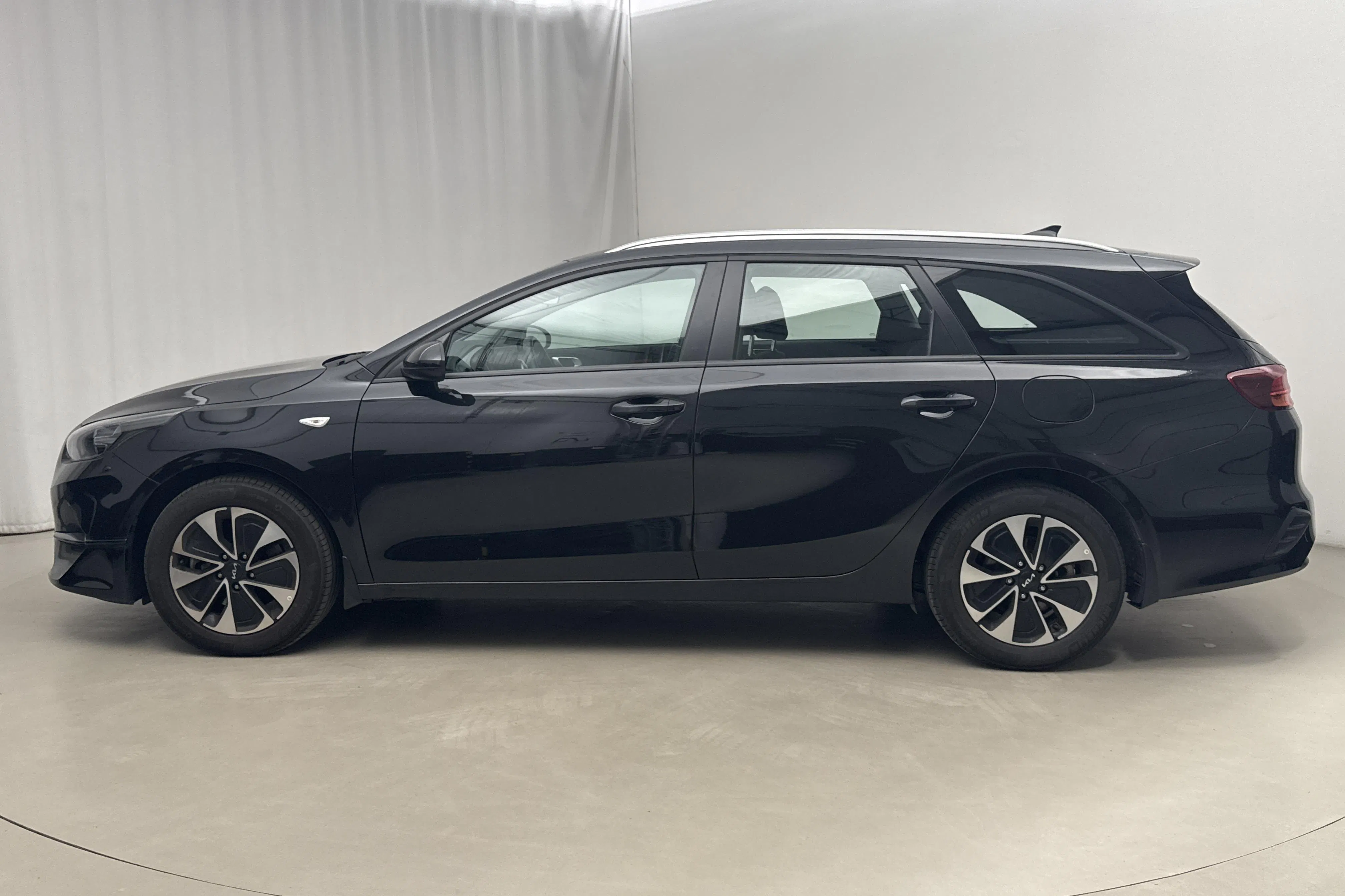 Presentation photo 2 of 18: KIA Ceed 1.5 T-GDi SW (140hk) - 14 880 km - Automatic - black - 2025