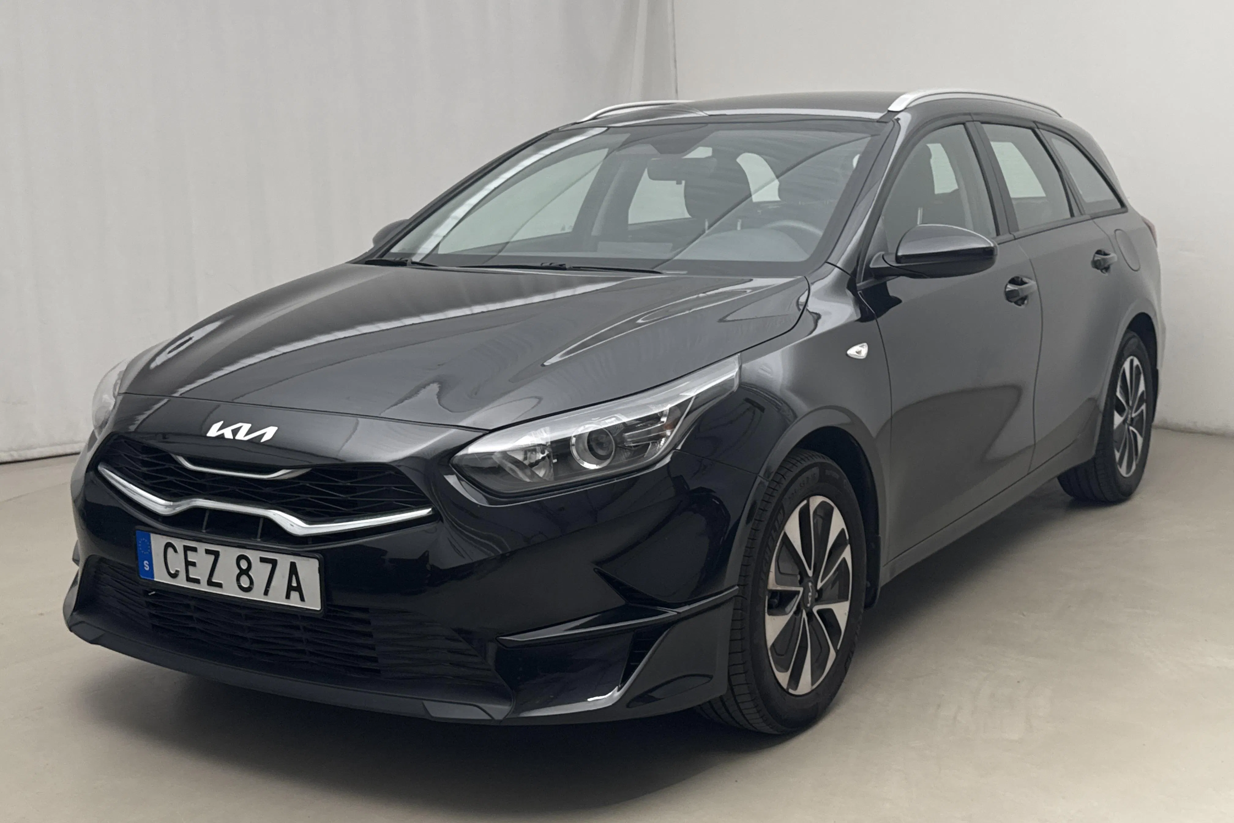 Presentation photo 1 of 18: KIA Ceed 1.5 T-GDi SW (140hk) - 14 880 km - Automatic - black - 2025
