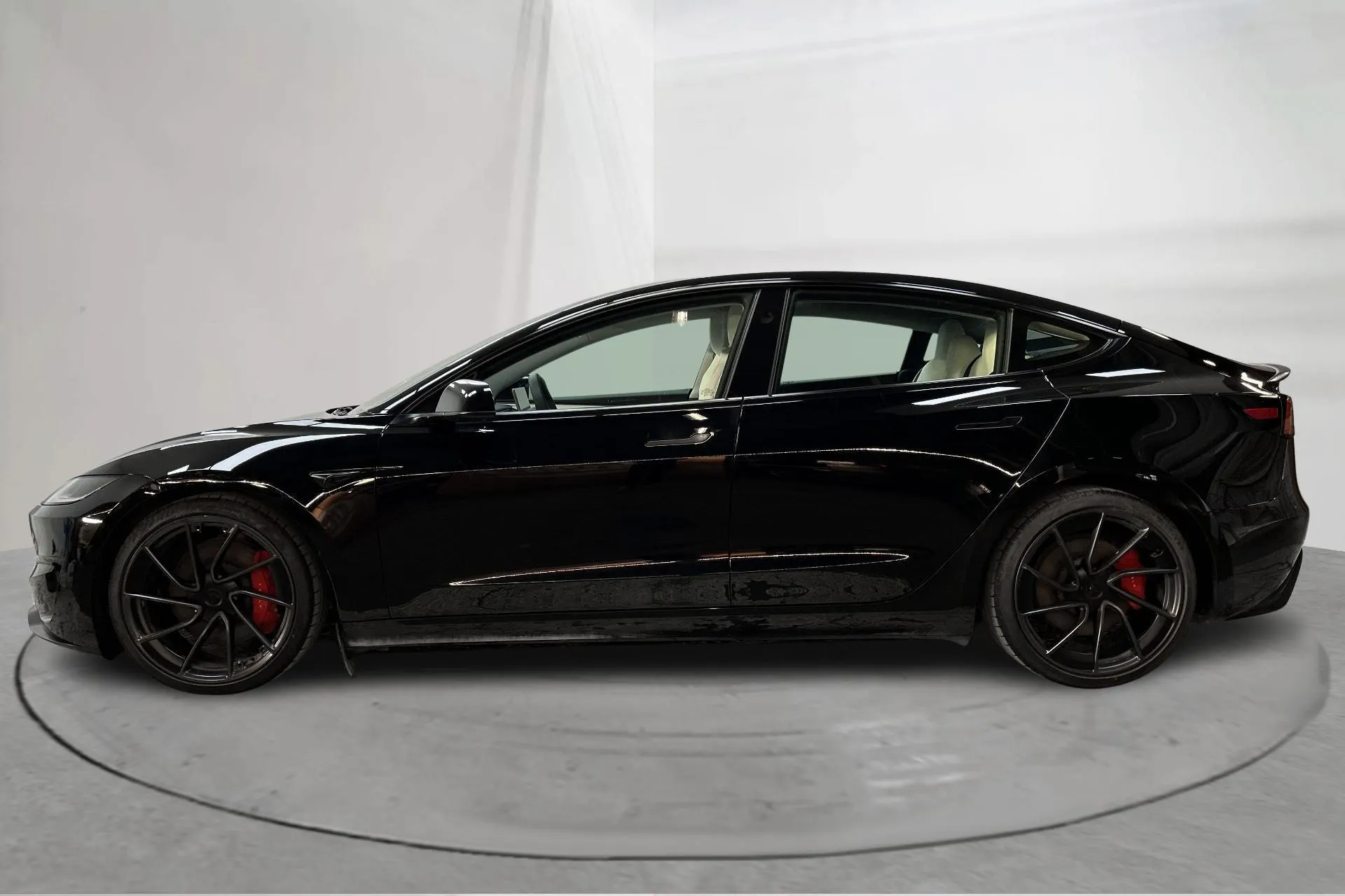 Presentation photo 2 of 19: Tesla Model 3 Performance AWD - 28 210 km - Automatic - black - 2025