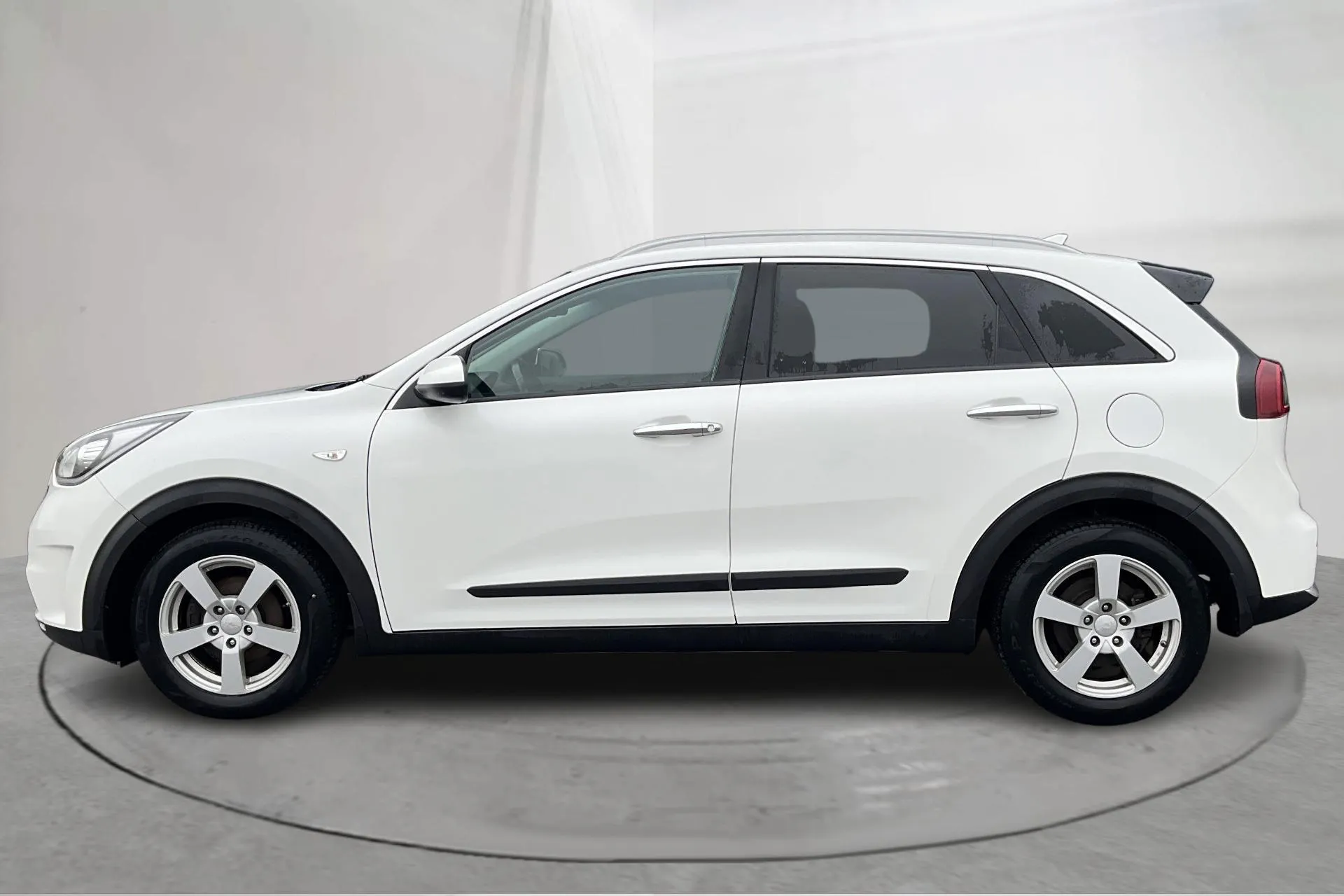 Presentationsfoto 2 av 17: KIA Niro Hybrid 1.6 (141hk) - 15 031 mil - Automat - vit - 2018