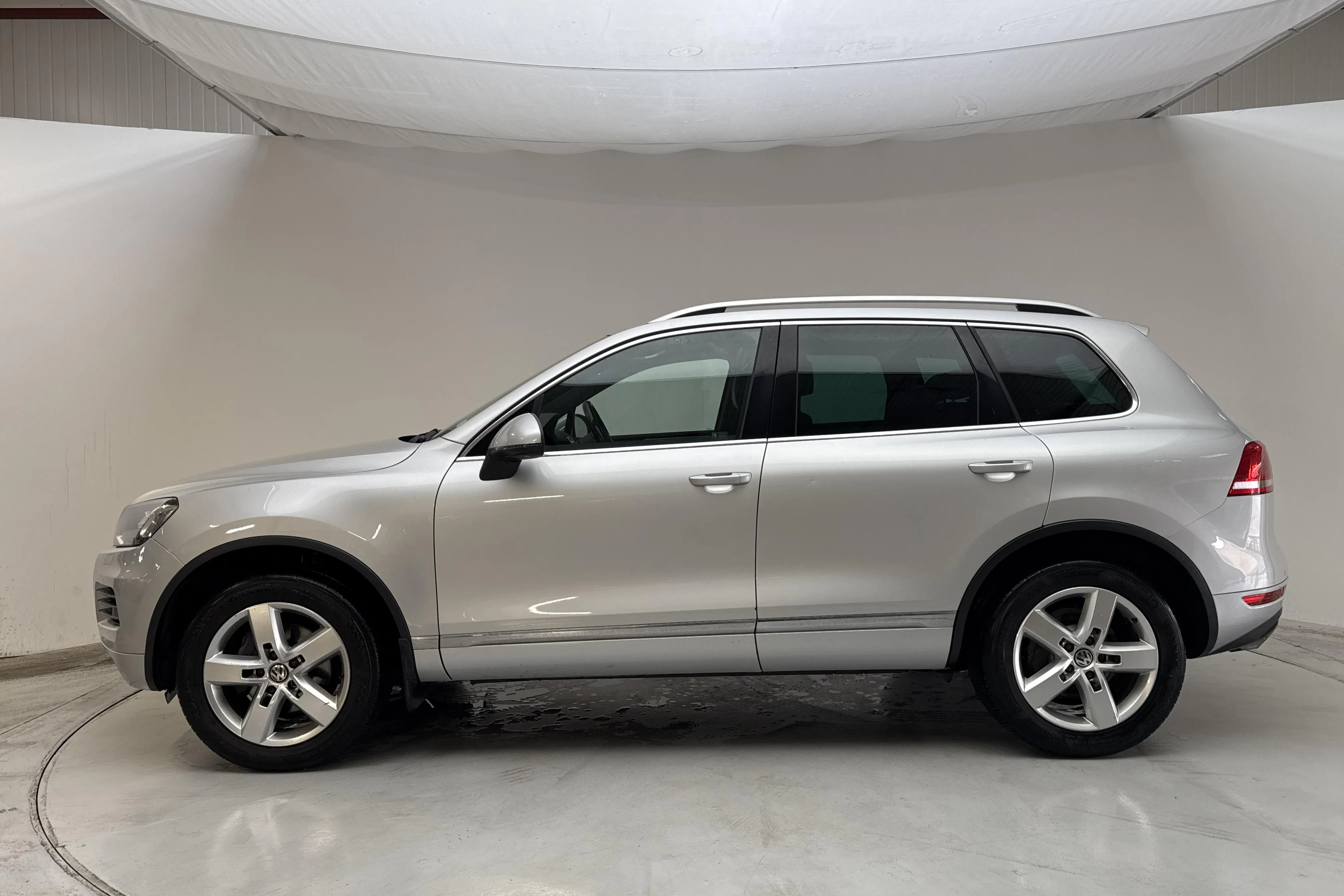 Presentationsfoto 2 av 15: VW Touareg V6 TDI BlueMotion Technology (245hk) - 15 060 mil - Automat - silver - 2012