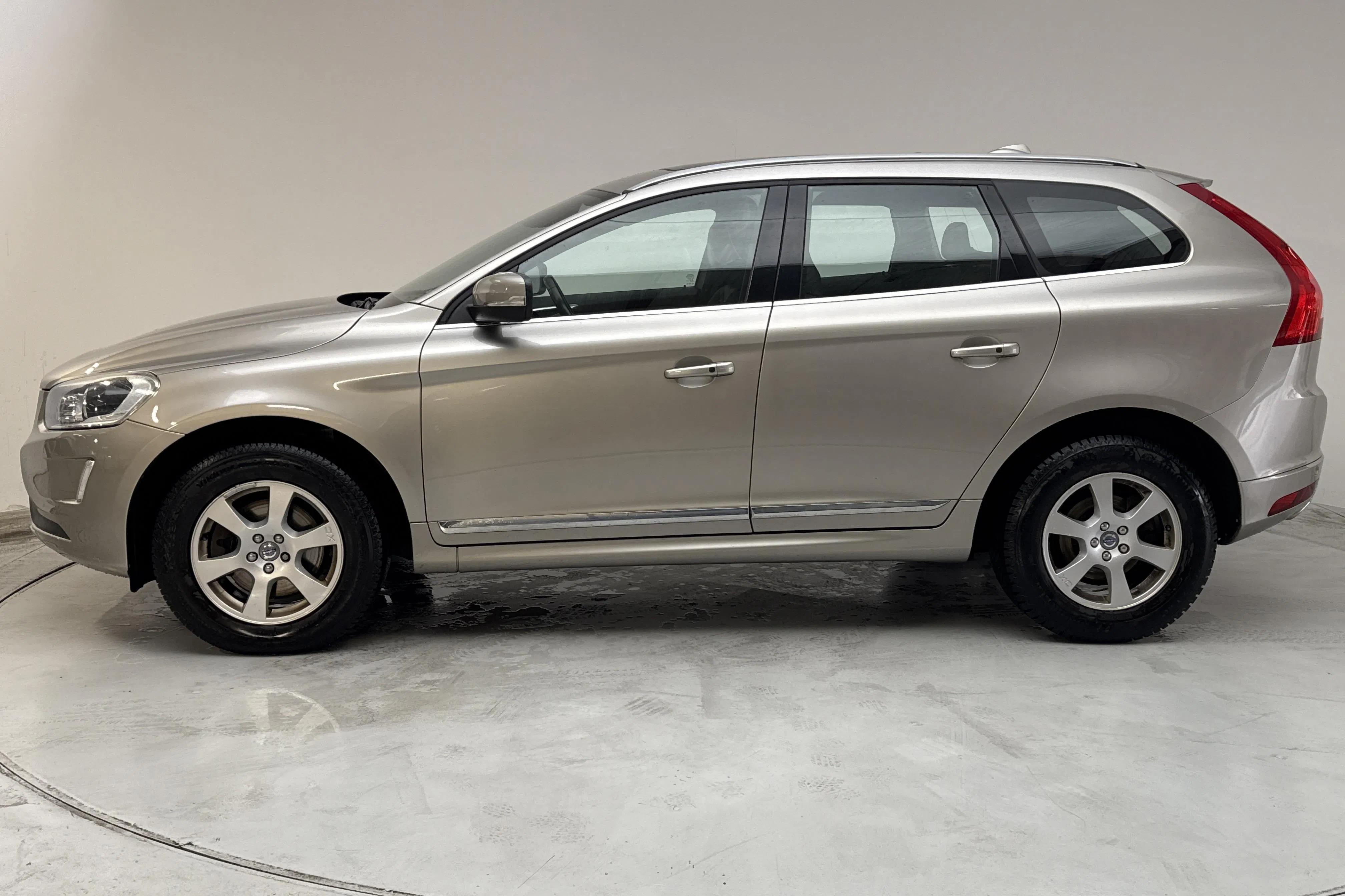 Presentationsfoto 2 av 17: Volvo XC60 D4 AWD (190hk) - 13 632 mil - Automat - Ljusbrun - 2016
