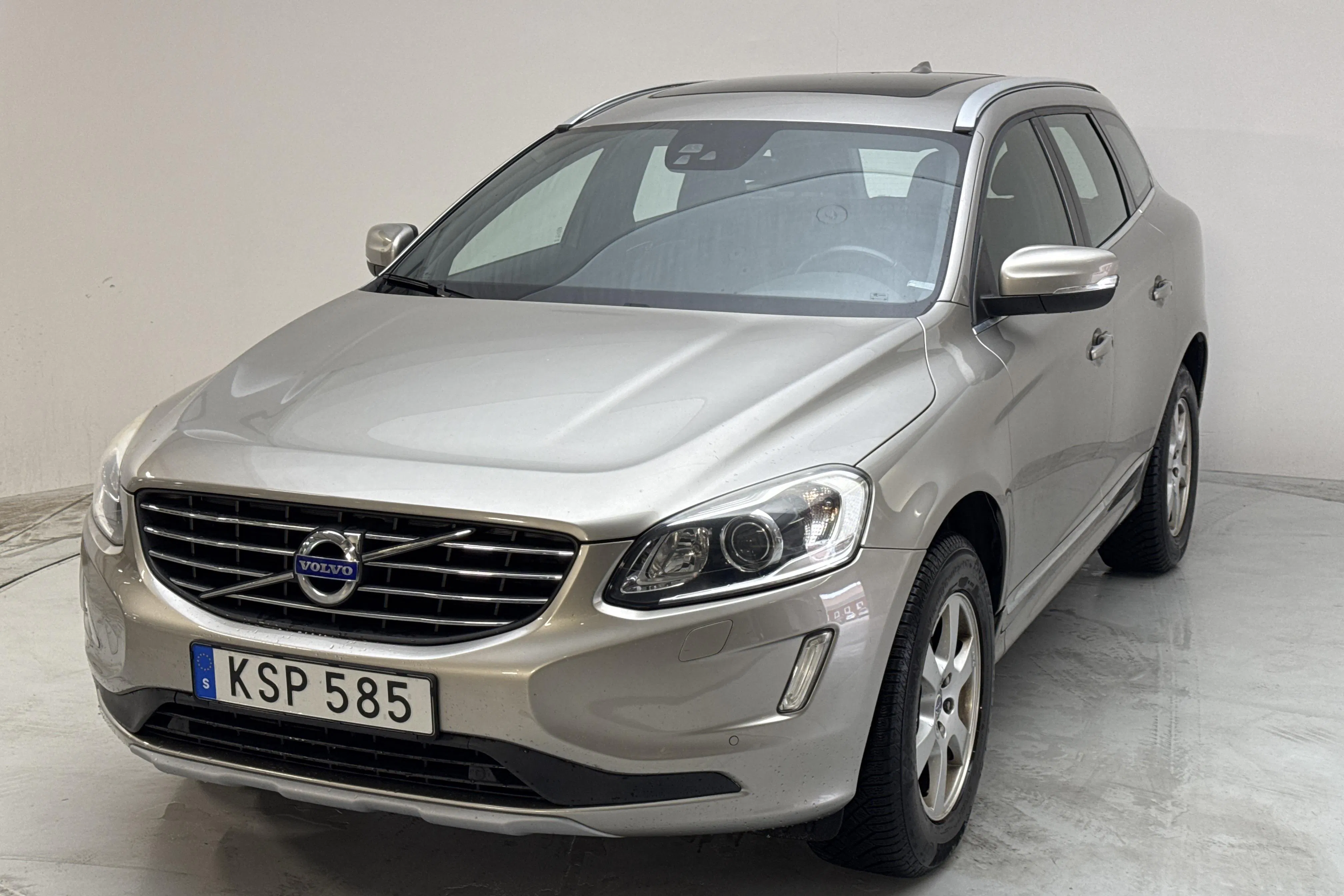 Presentationsfoto 1 av 17: Volvo XC60 D4 AWD (190hk) - 13 632 mil - Automat - Ljusbrun - 2016