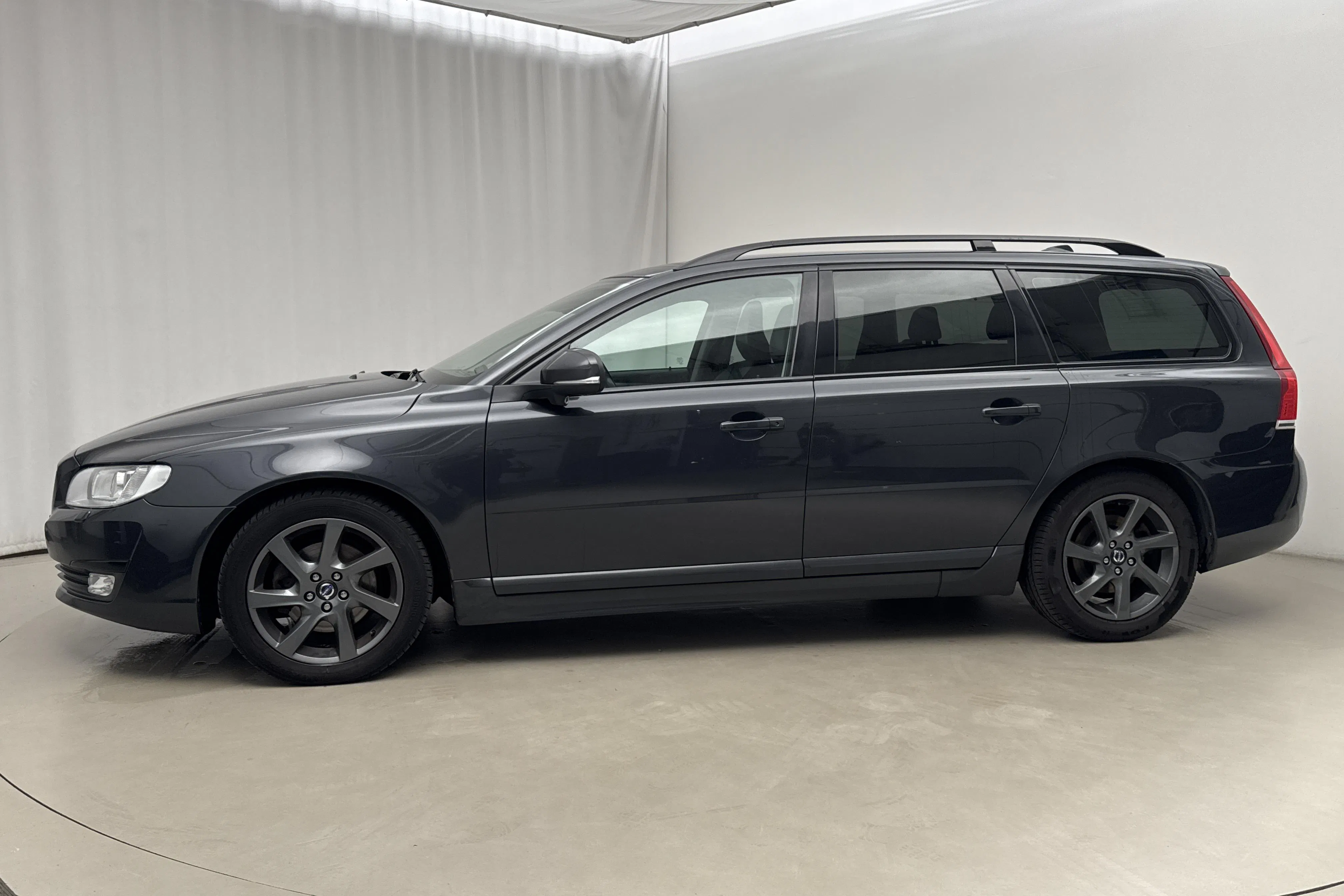 Presentationsfoto 2 av 15: Volvo V70 II D4 (181hk) - 24 051 mil - Manuell - grå - 2015