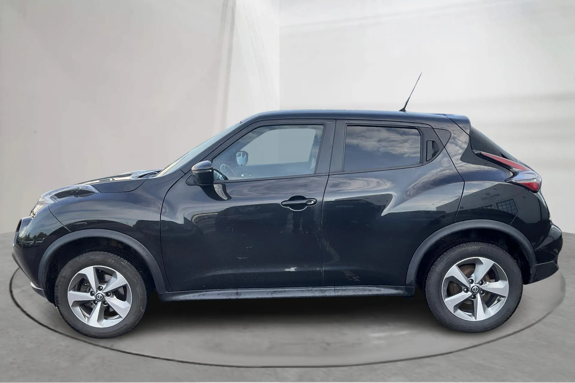 Presentationsfoto 2 av 16: Nissan Juke 1.6 (110hk) - 10 375 mil - Manuell - svart - 2019