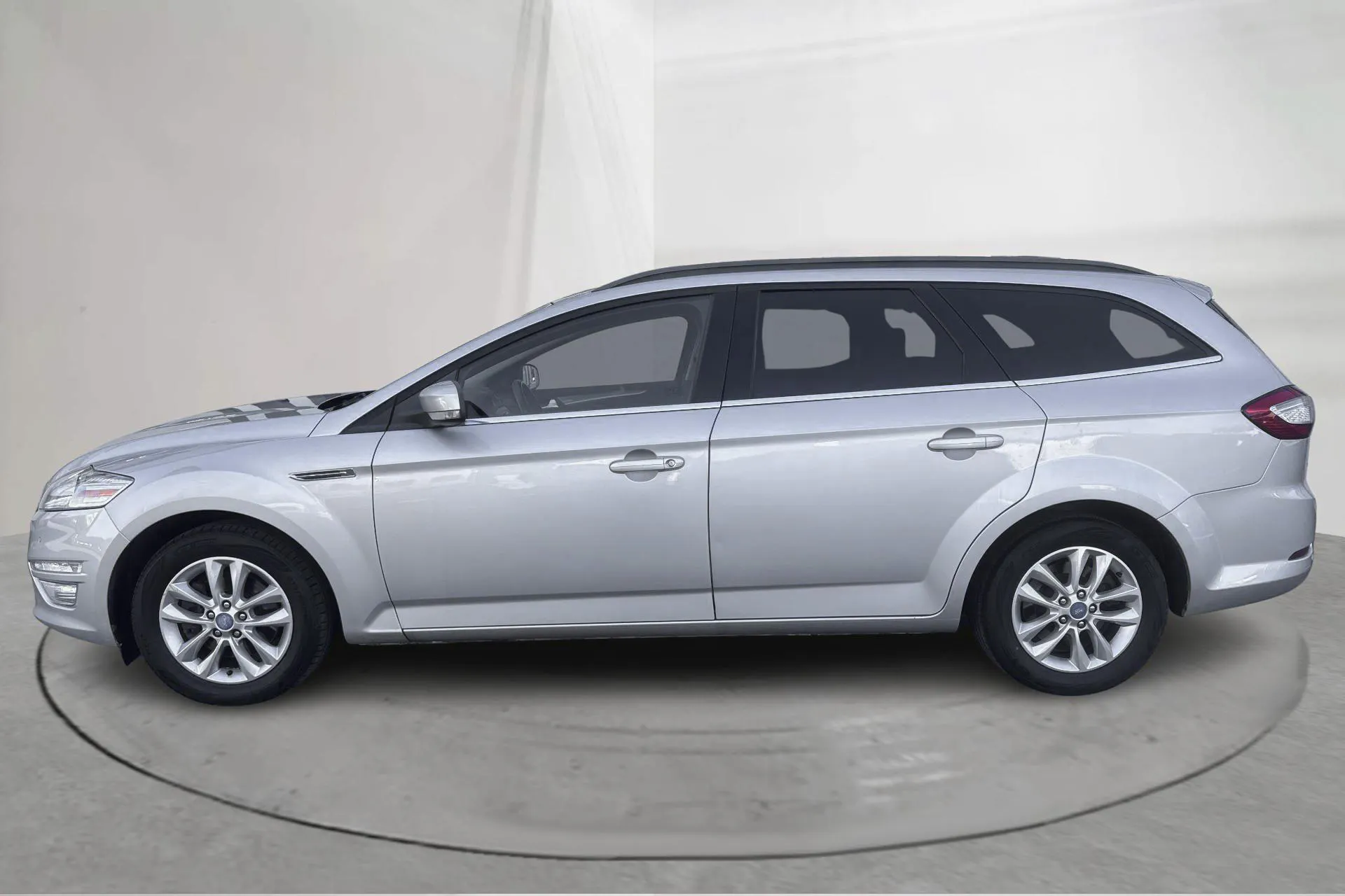 Presentationsfoto 2 av 14: Ford Mondeo 2.0 Duratorq TDCi Kombi (140hk) - 23 400 mil - Manuell - Ljusgrå - 2013