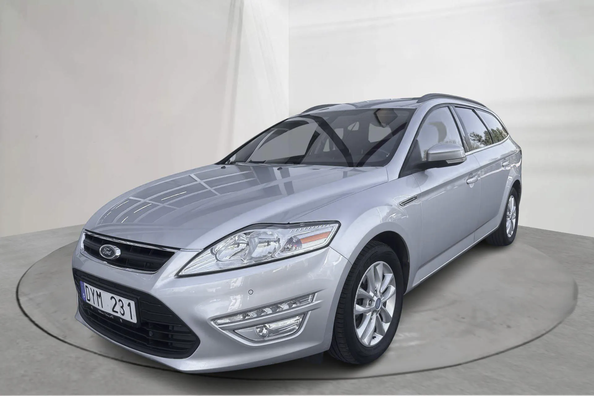 Presentationsfoto 1 av 14: Ford Mondeo 2.0 Duratorq TDCi Kombi (140hk) - 23 400 mil - Manuell - Ljusgrå - 2013