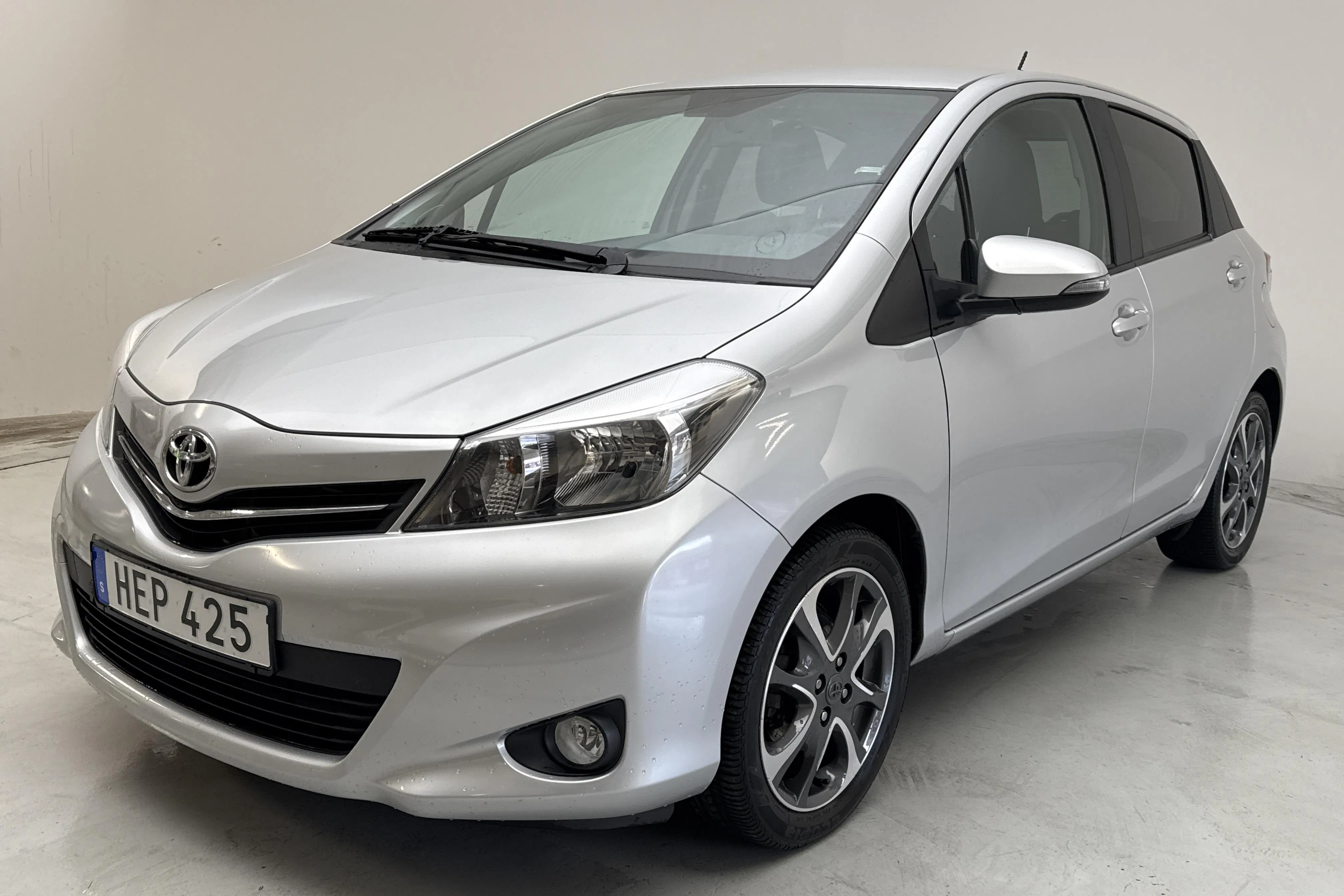 Presentationsfoto 1 av 13: Toyota Yaris 1.33 5dr (100hk) - 3 471 mil - Manuell - silver - 2014