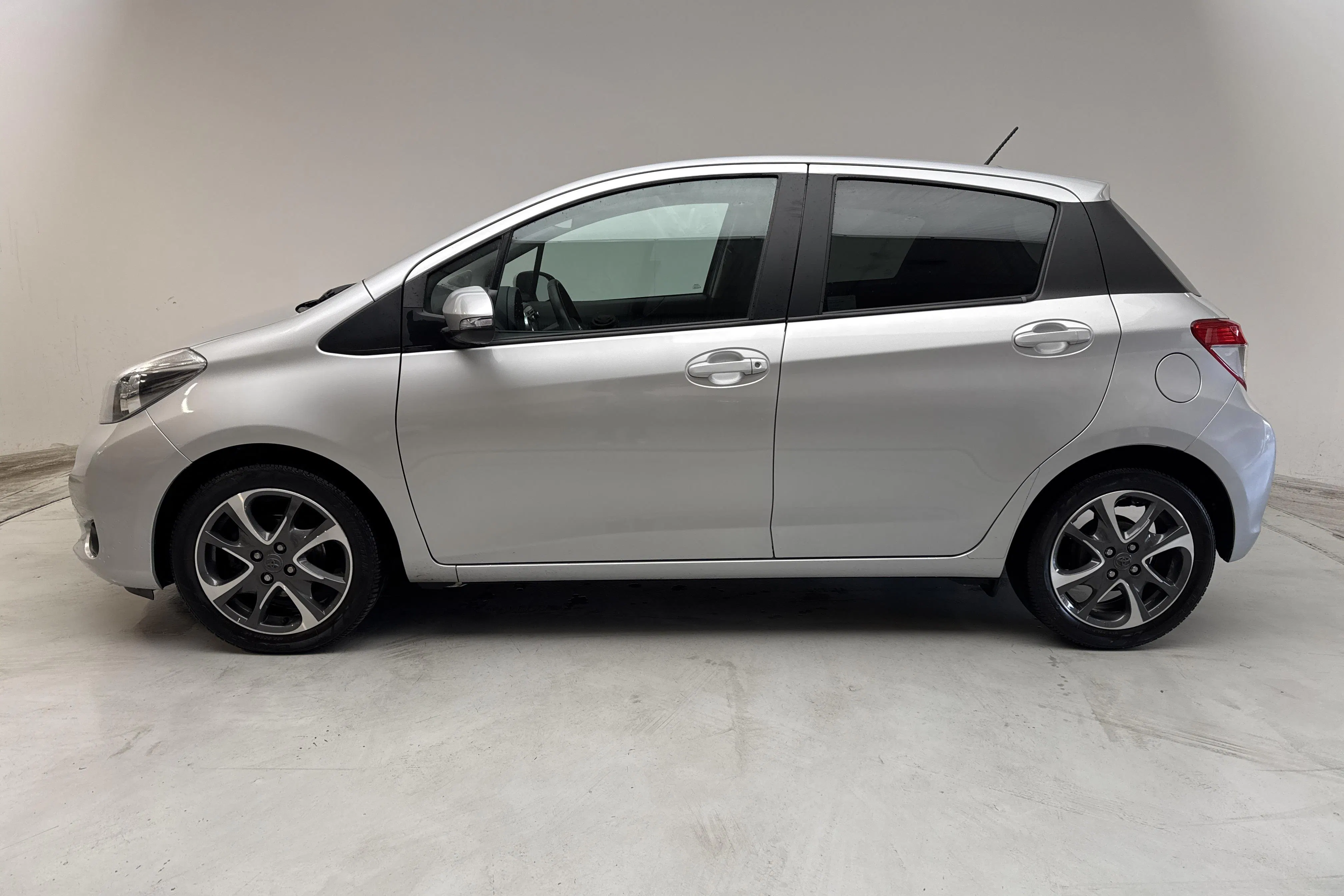 Presentationsfoto 2 av 13: Toyota Yaris 1.33 5dr (100hk) - 3 471 mil - Manuell - silver - 2014