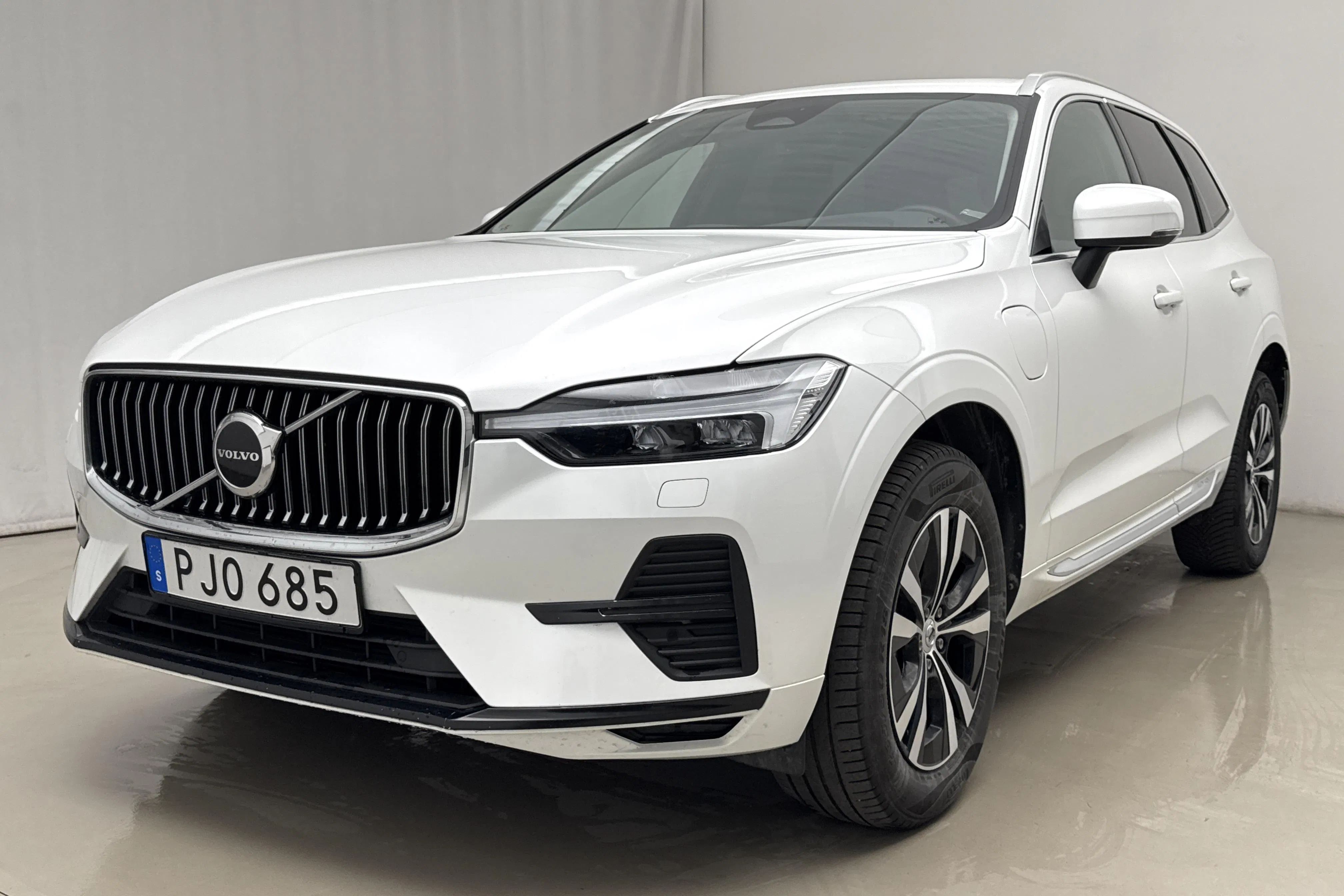 Presentationsfoto 1 av 24: Volvo XC60 T6 AWD Recharge (350hk) - 7 648 mil - Automat - vit - 2024