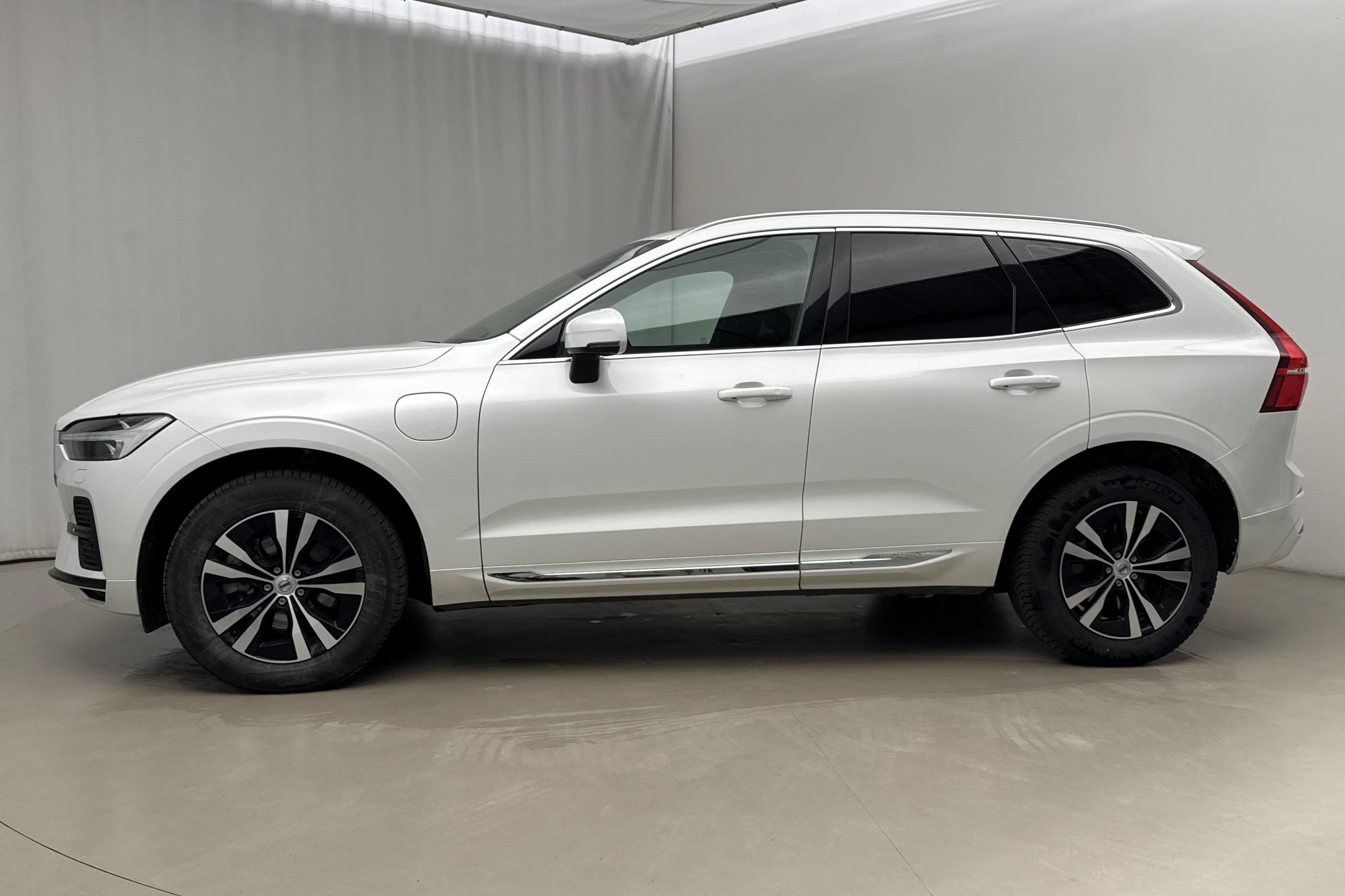 Presentationsfoto 2 av 24: Volvo XC60 T6 AWD Recharge (350hk) - 7 648 mil - Automat - vit - 2024