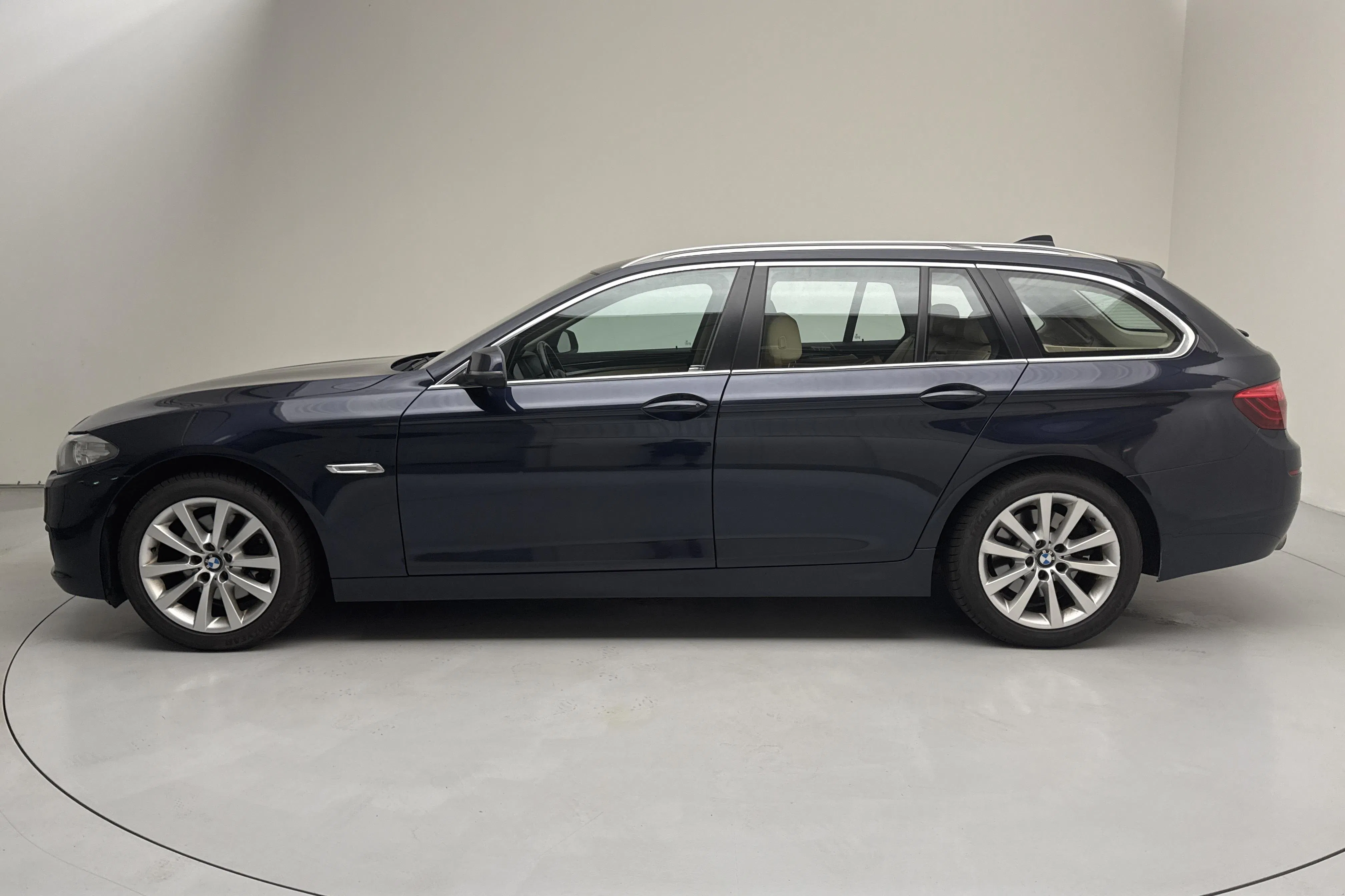 Presentation photo 2 of 13: BMW 520d xDrive Touring, F11 (184hk) - 193 980 km - Automatic - blue - 2014