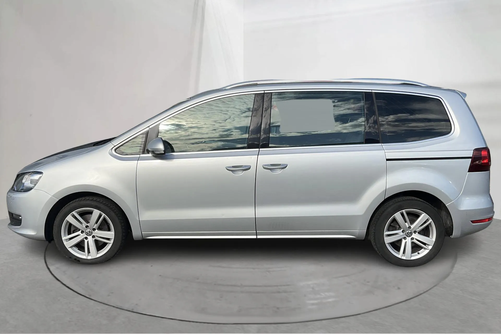 Presentationsfoto 2 av 18: VW Sharan 2.0 TDI (150hk) - 17 952 mil - Automat - silver - 2016
