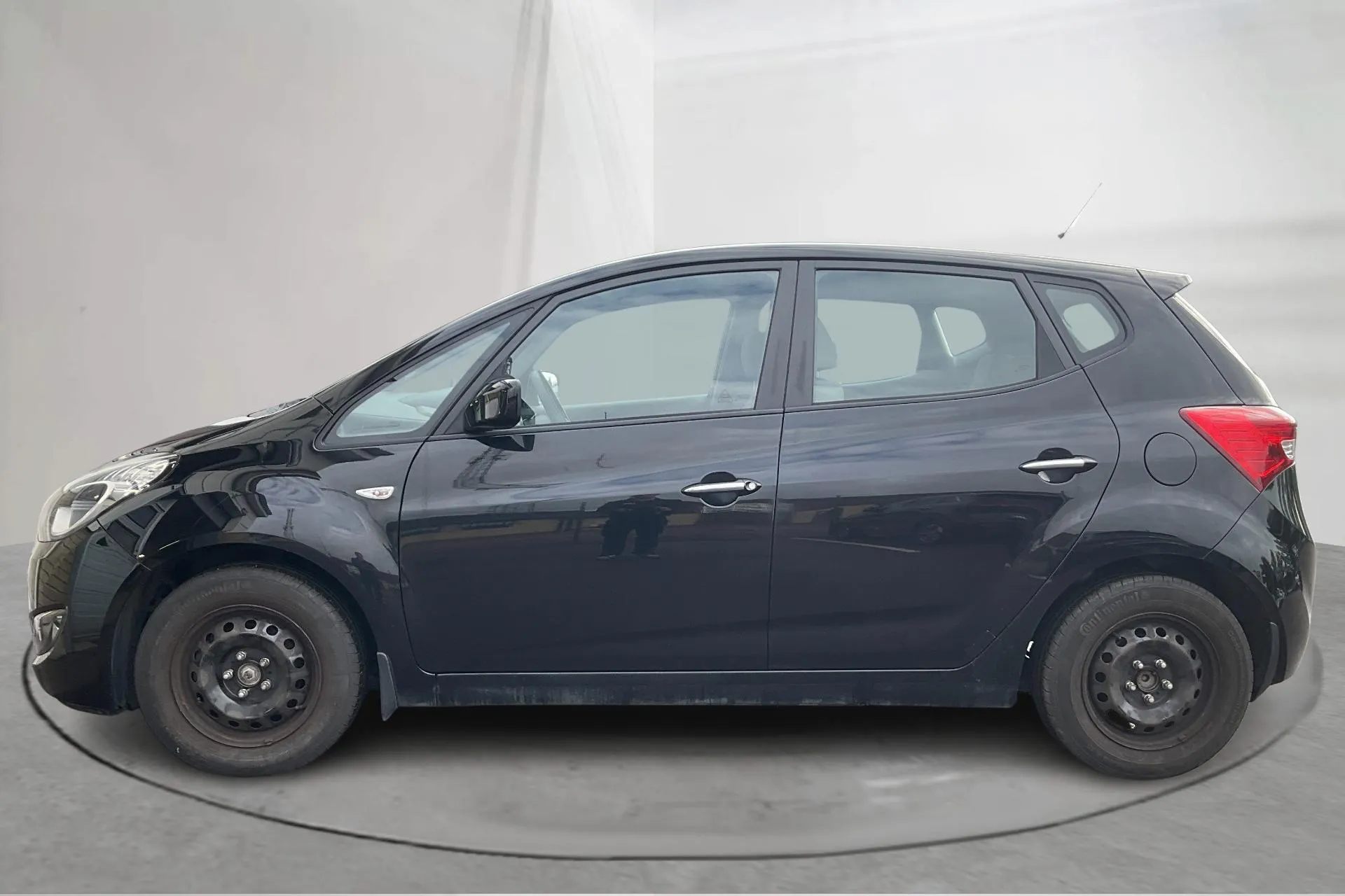 Presentationsfoto 2 av 14: Hyundai ix20 1.4 (90hk) - 6 142 mil - Manuell - svart - 2012