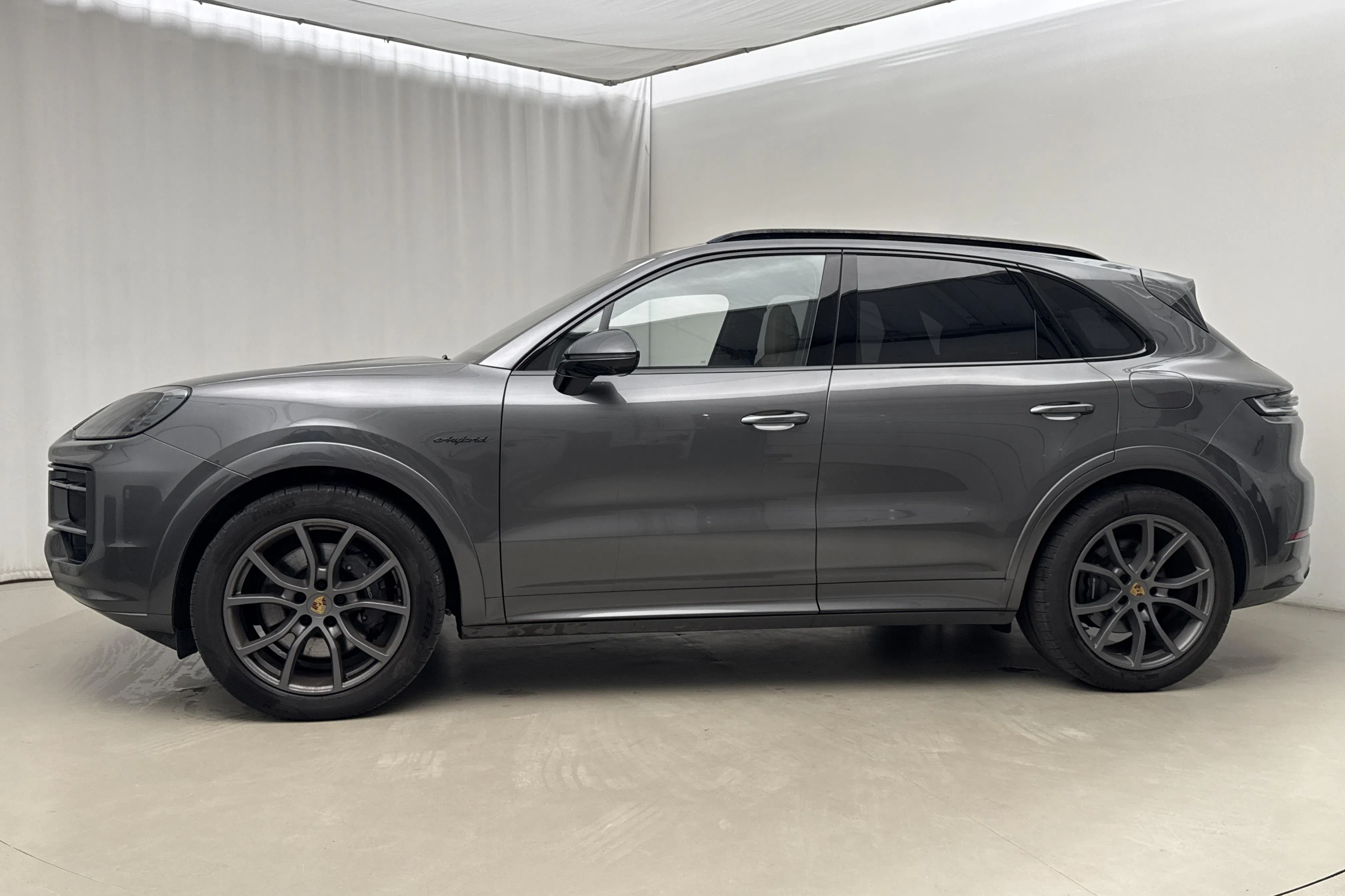 Presentation photo 2 of 25: Porsche Cayenne E-Hybrid (470hk) - 121 820 km - Automatic - dark grey - 2024