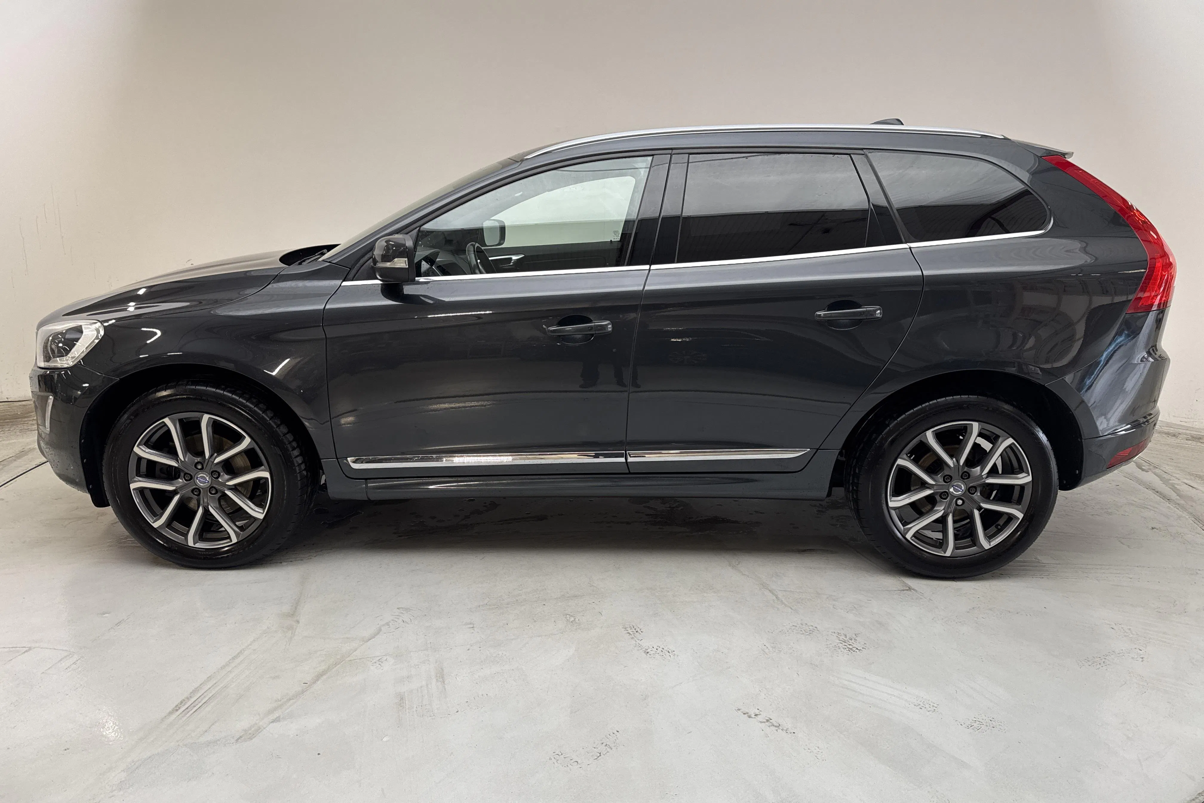 Presentationsfoto 2 av 14: Volvo XC60 D3 2WD (150hk) - 16 502 mil - Manuell - grå - 2017