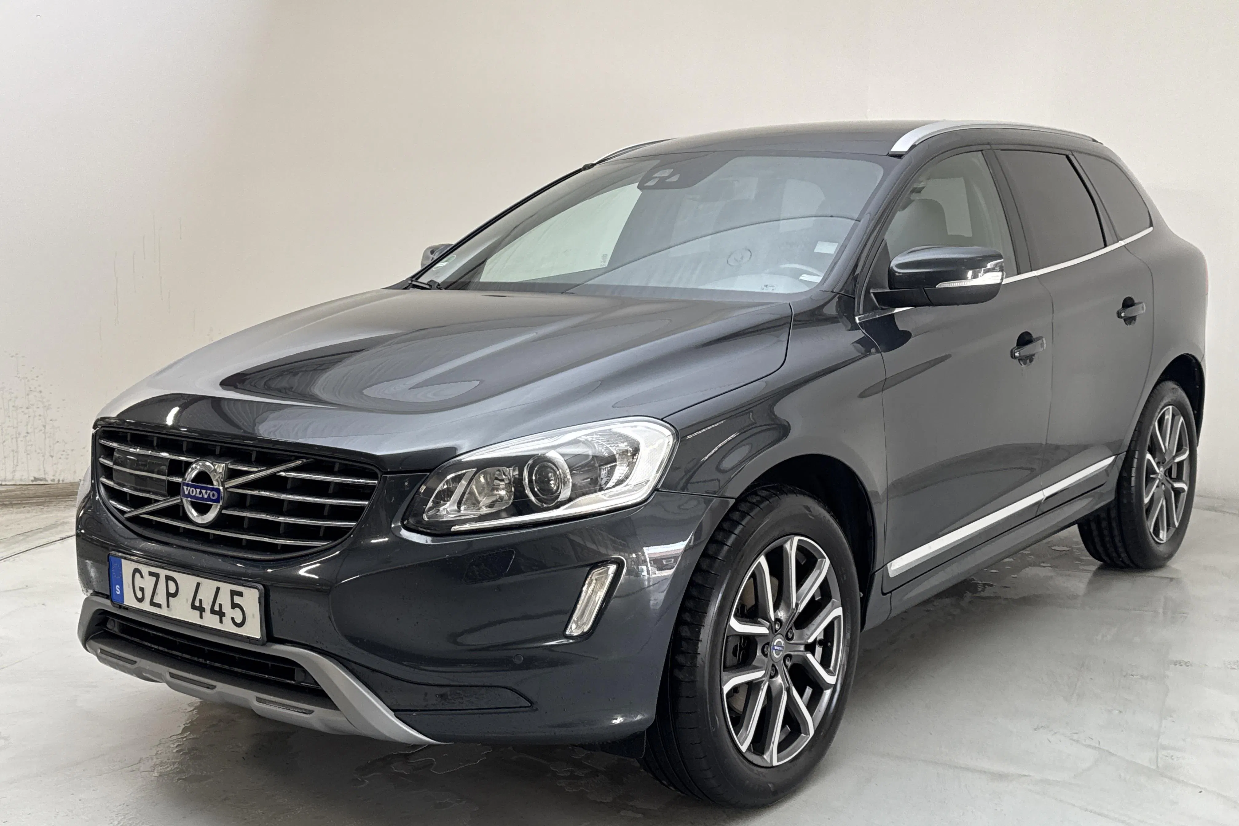 Presentationsfoto 1 av 14: Volvo XC60 D3 2WD (150hk) - 16 502 mil - Manuell - grå - 2017