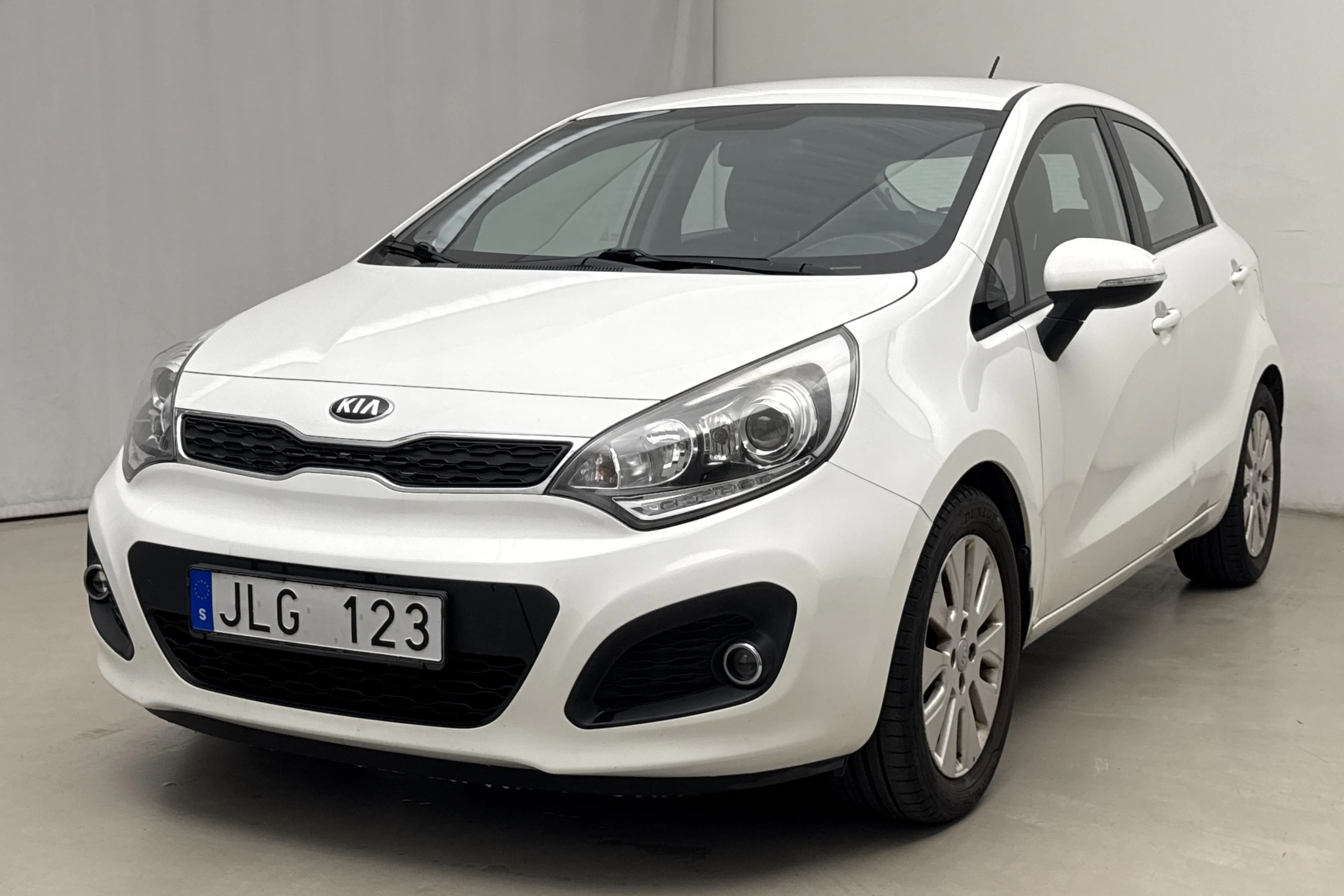 Presentationsfoto 1 av 16: KIA Rio 1.2 (85hk) - 14 659 mil - Manuell - vit - 2013