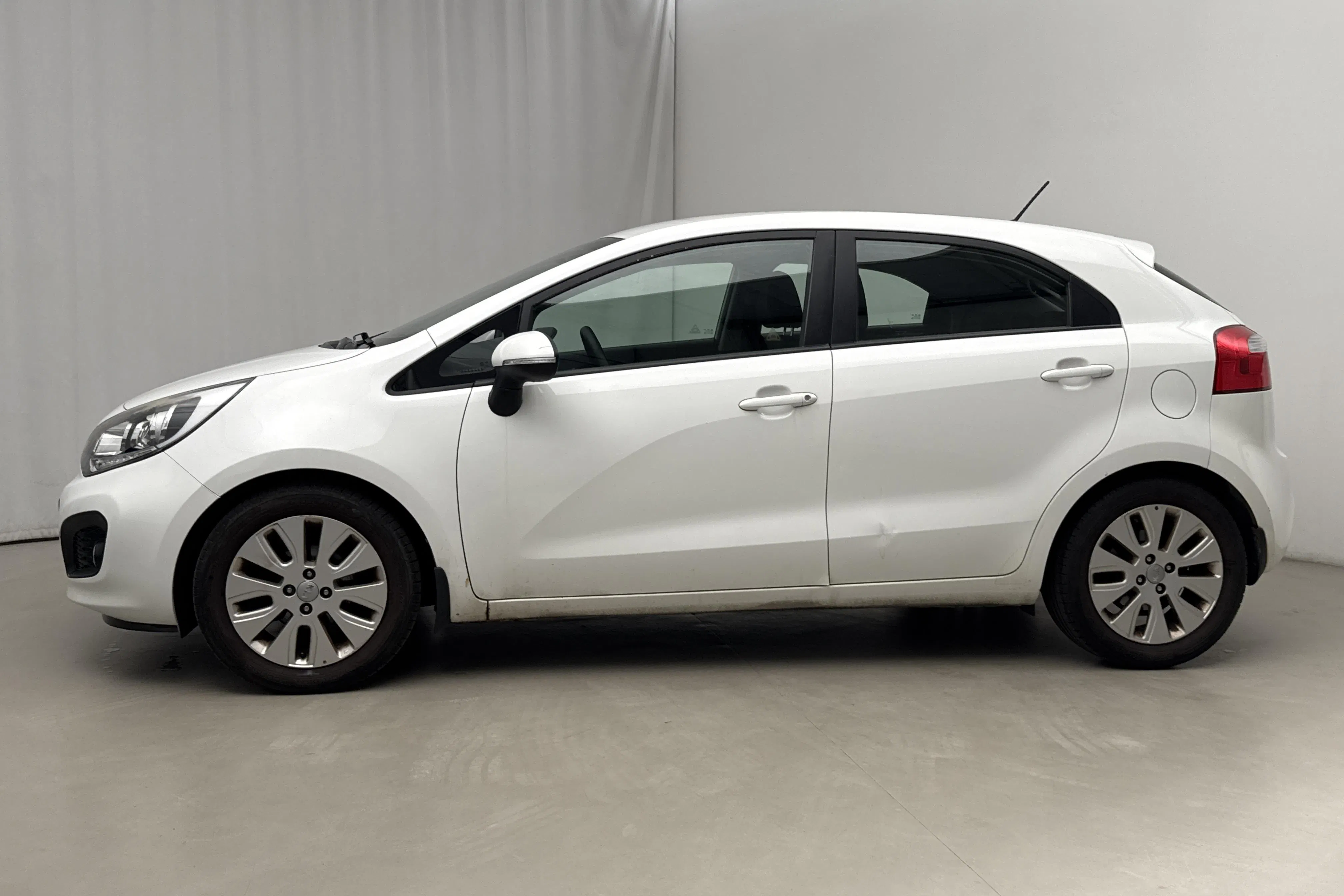 Presentationsfoto 2 av 16: KIA Rio 1.2 (85hk) - 14 659 mil - Manuell - vit - 2013