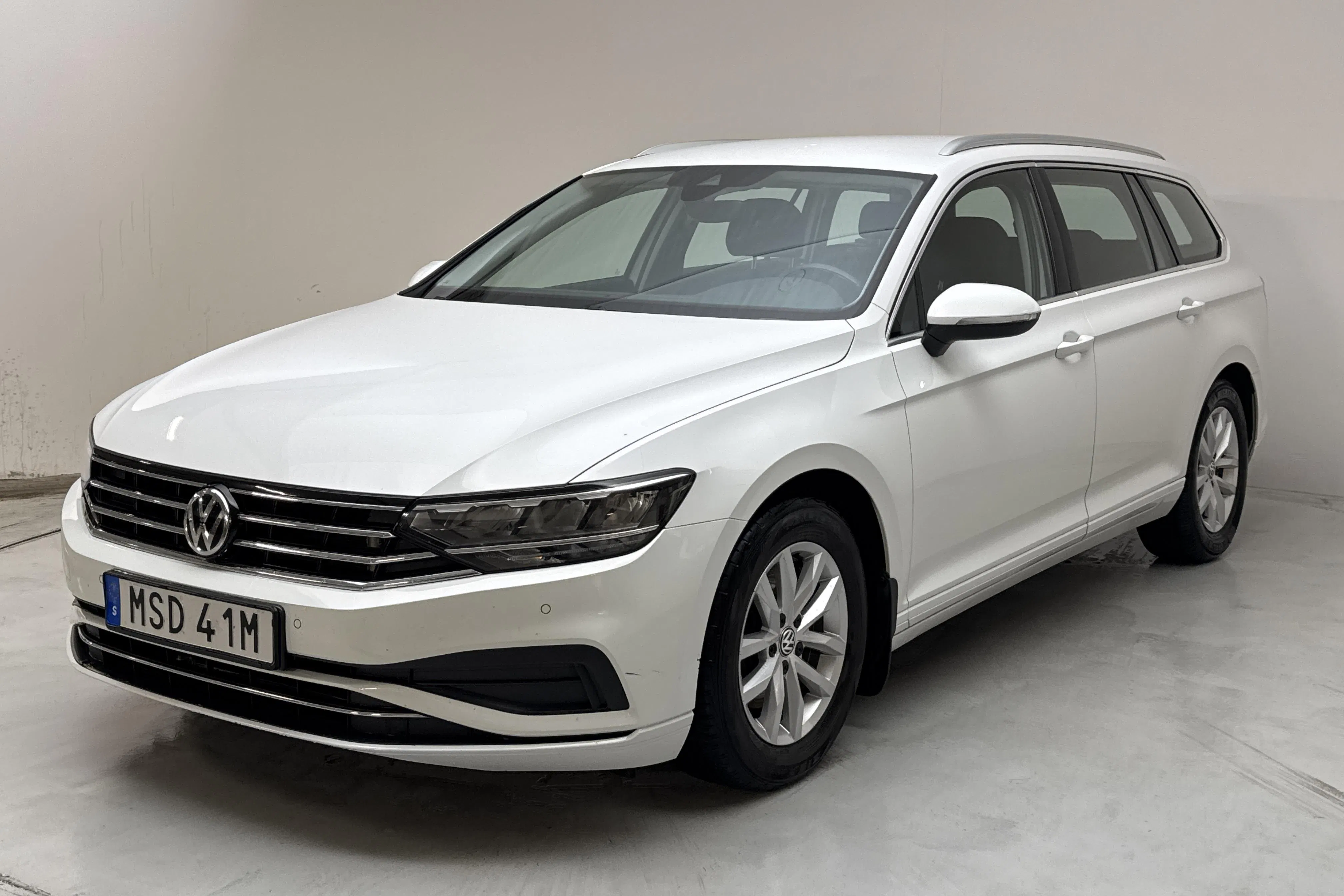 Presentationsfoto 1 av 16: VW Passat 1.5 TSI Sportscombi (150hk) - 14 046 mil - Automat - vit - 2020